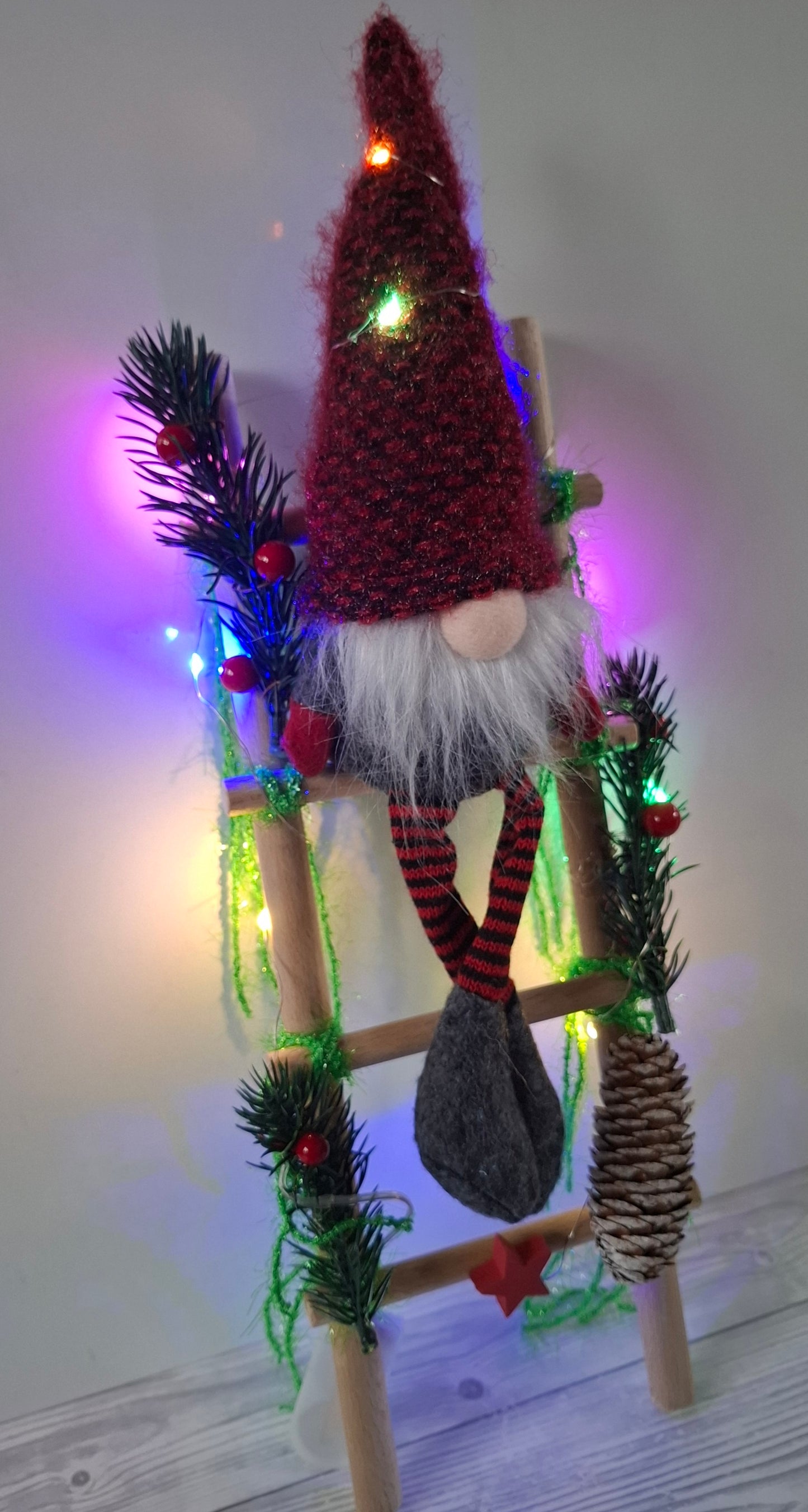 Handmade Weihnachtlich dekorierte Leiter ca. 33 cm Höhe mit Beleuchtung grün