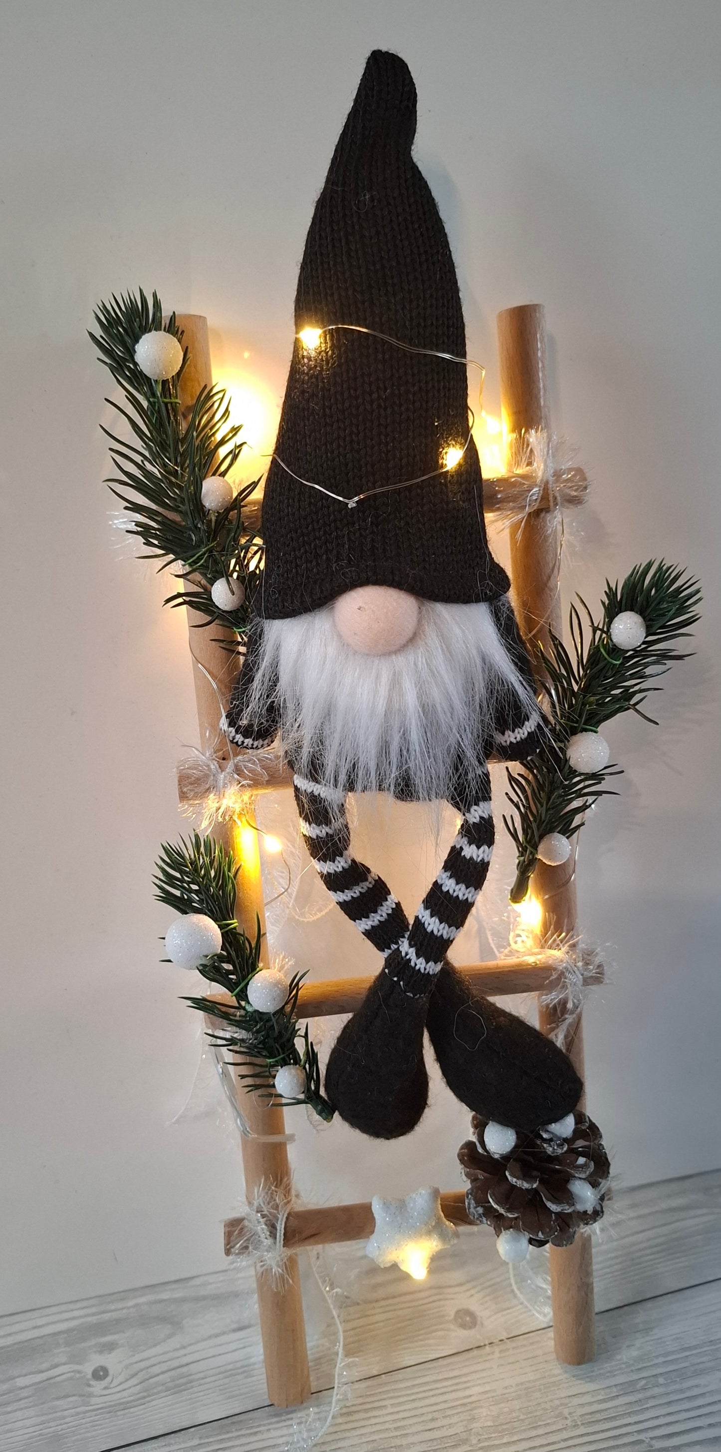 Handmade Weihnachtlich dekorierte Leiter ca. 33 cm Höhe mit Beleuchtung