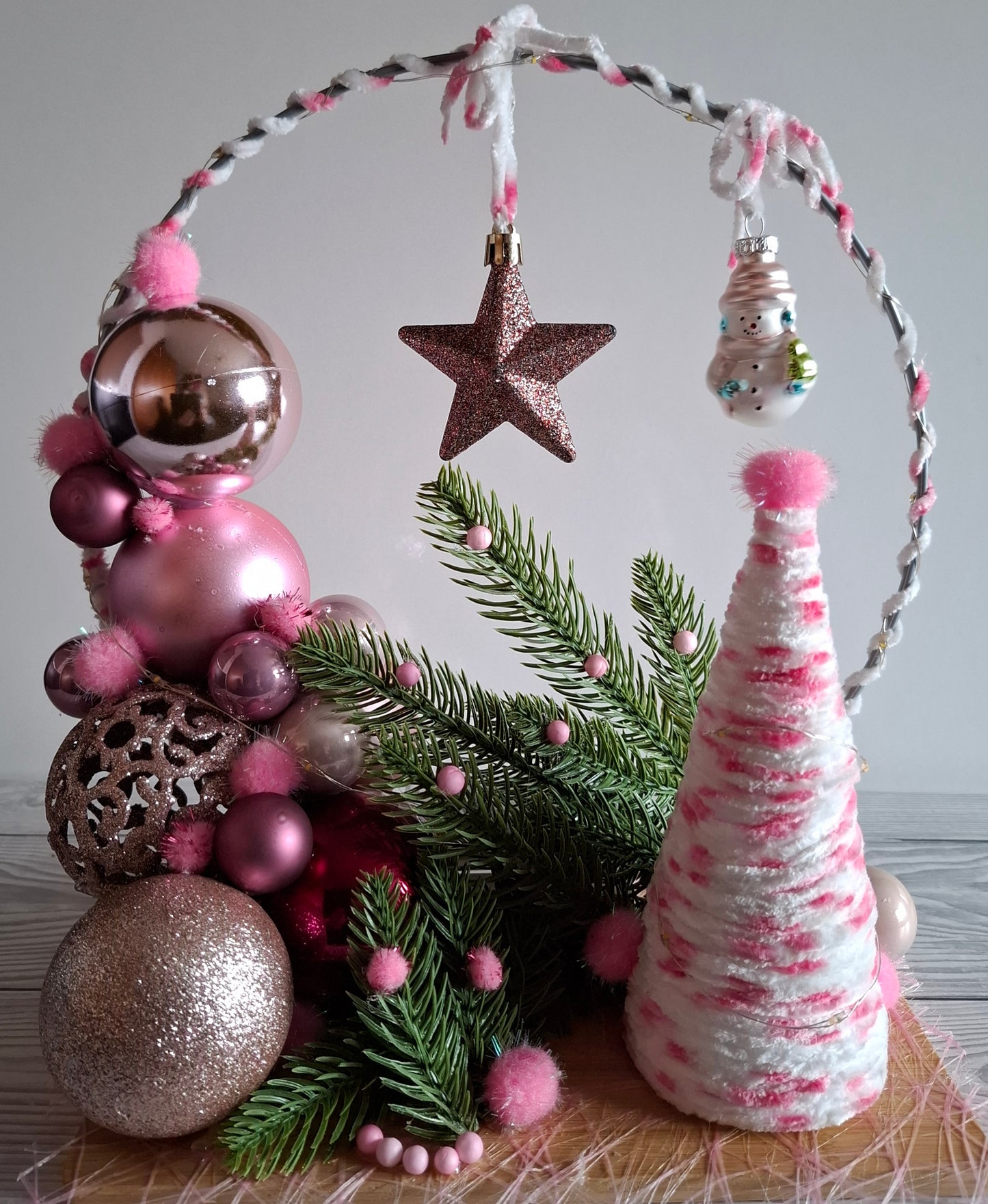 Weihnachtlicher Deko-Ring auf Holztablett mit Beleuchtung rosa-farben