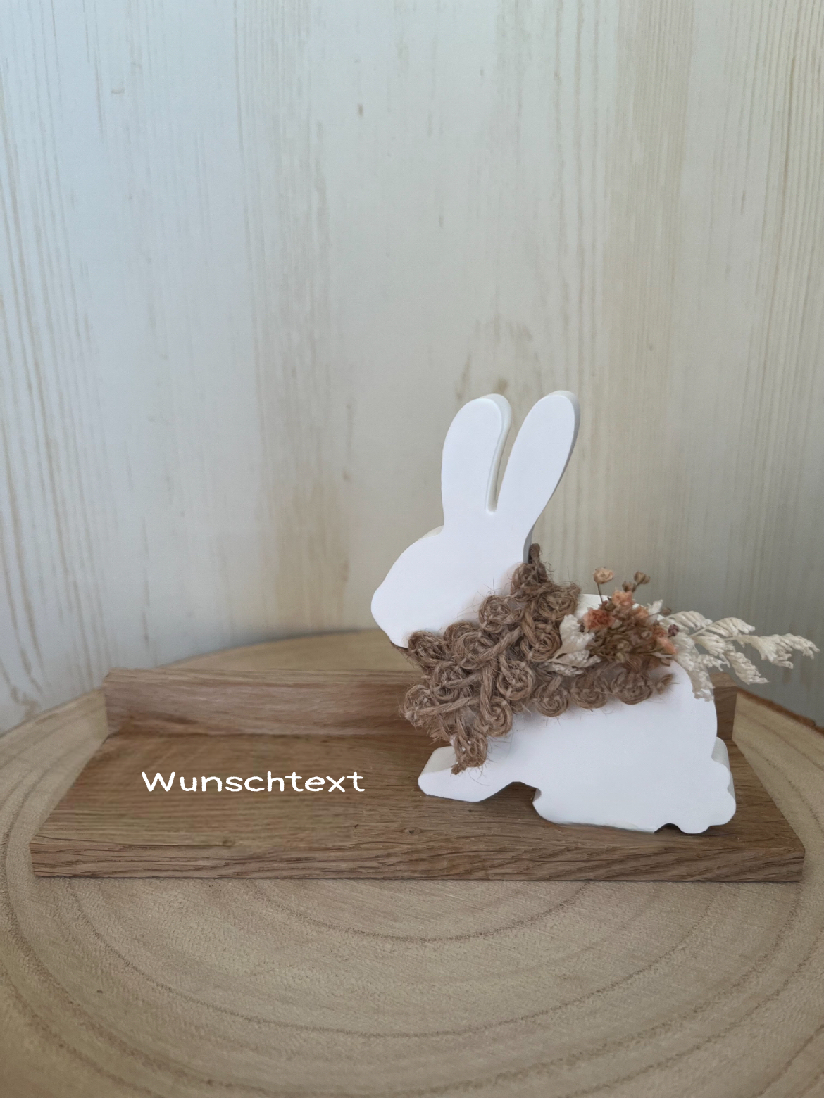 Hase sitzend mit Band, Blumen, Klötzchenleiste und Wunschtext