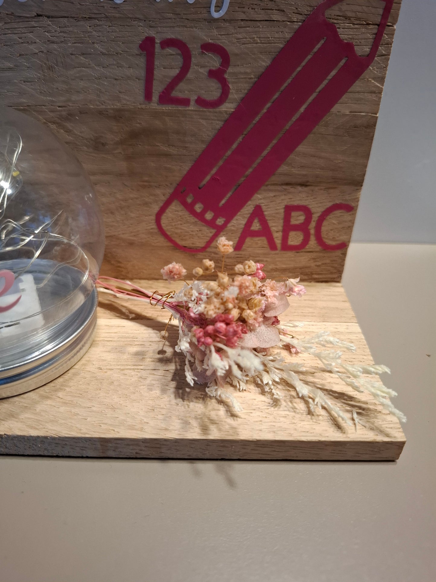 Klötzchenwand mit Blumen und Leuchtkugel "Zur Einschulung"