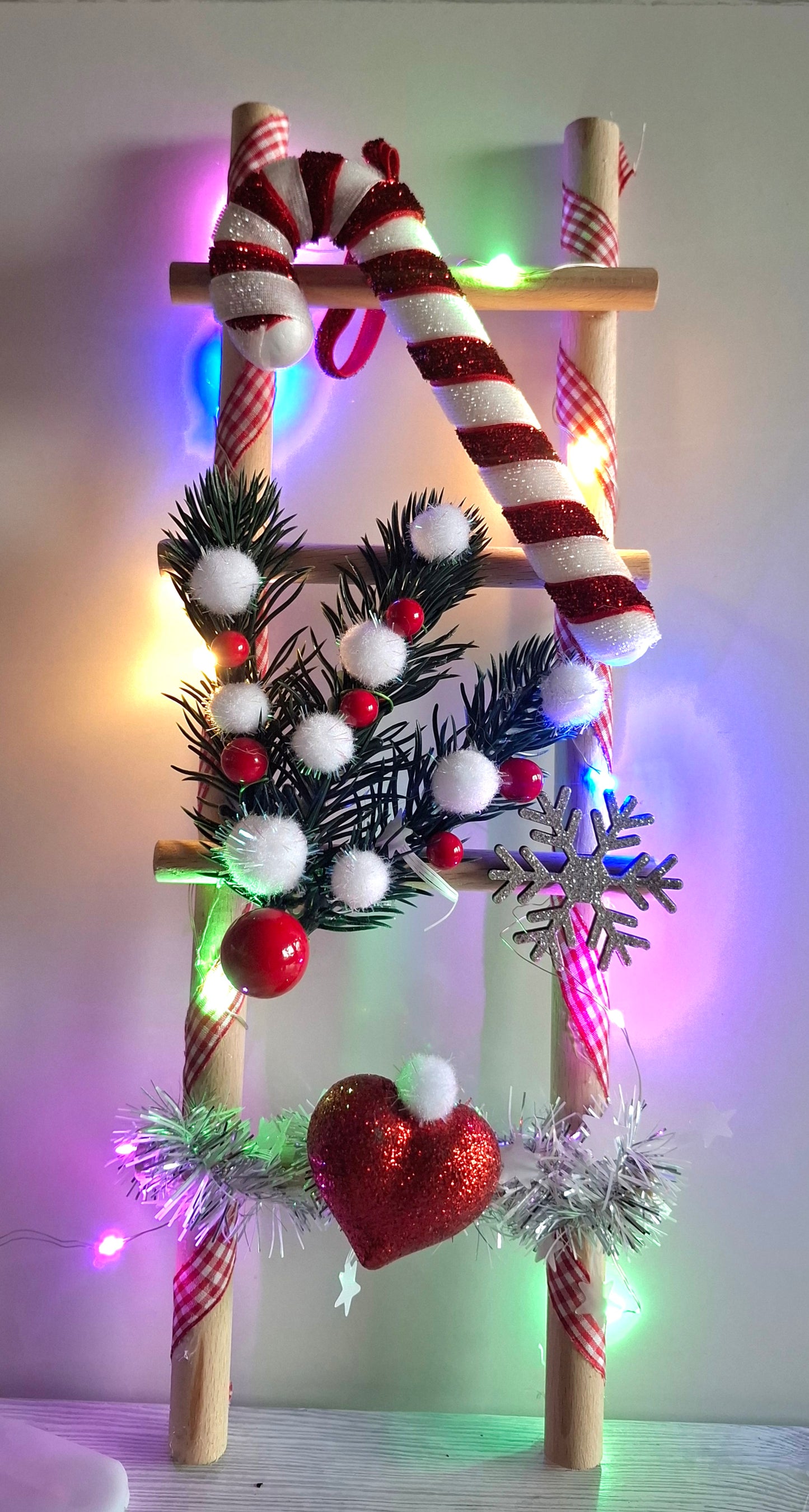 Handmade Weihnachtlich dekorierte Leiter ca. 33 cm Höhe mit Beleuchtung