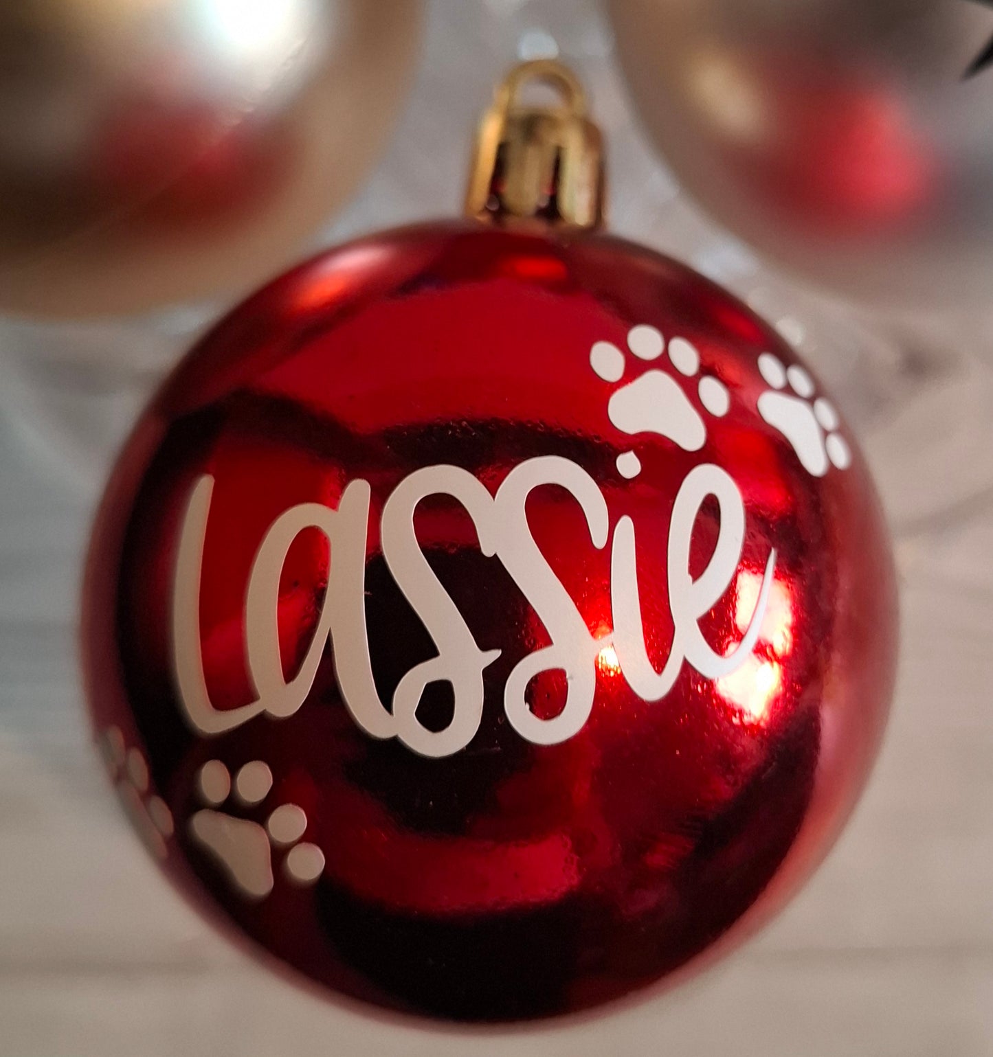 Weihnachtskugeln mit Motiv in diversen Farben