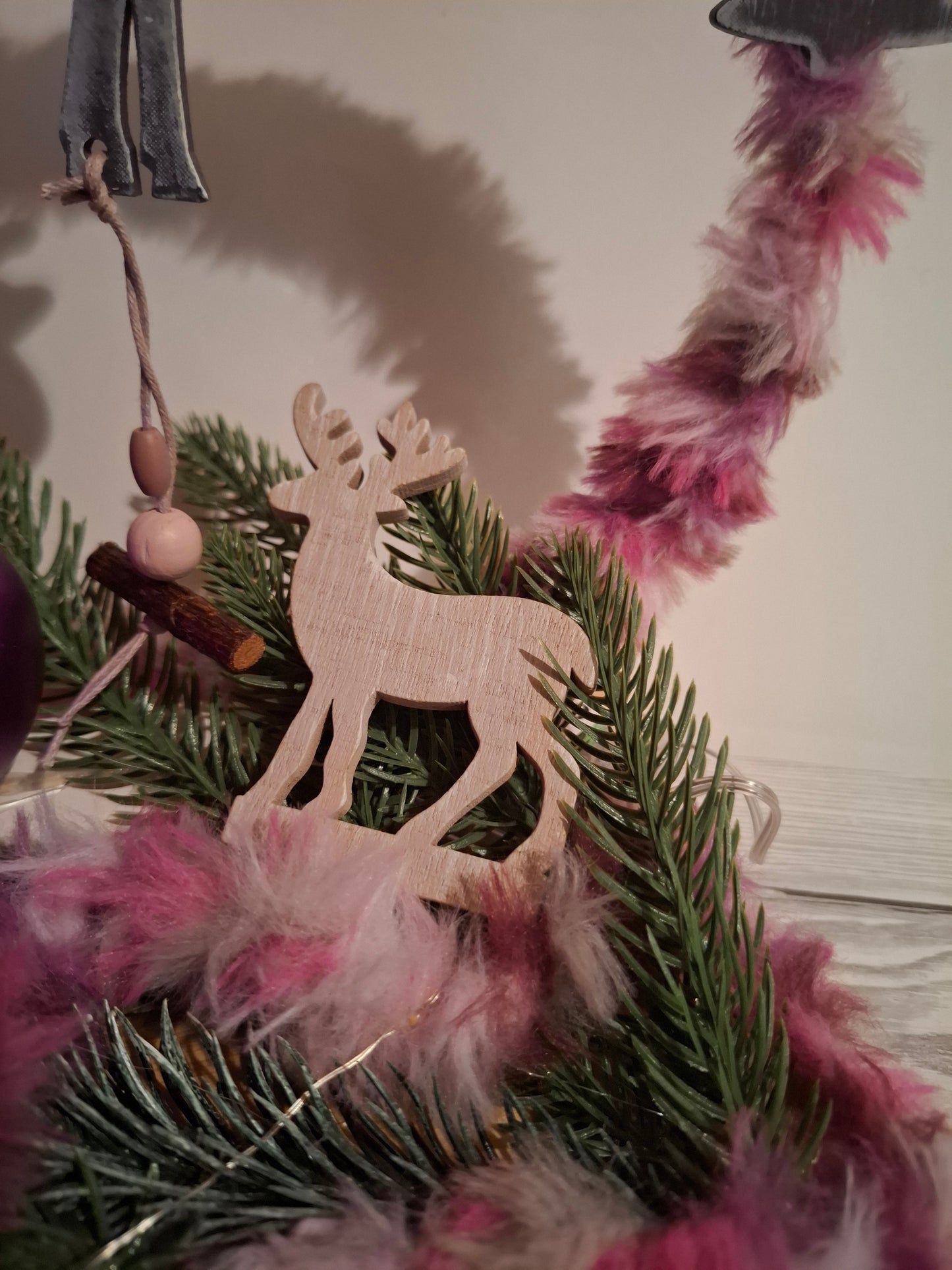 Weihnachtlicher Deko-Ring auf Holztablett mit Beleuchtung lila