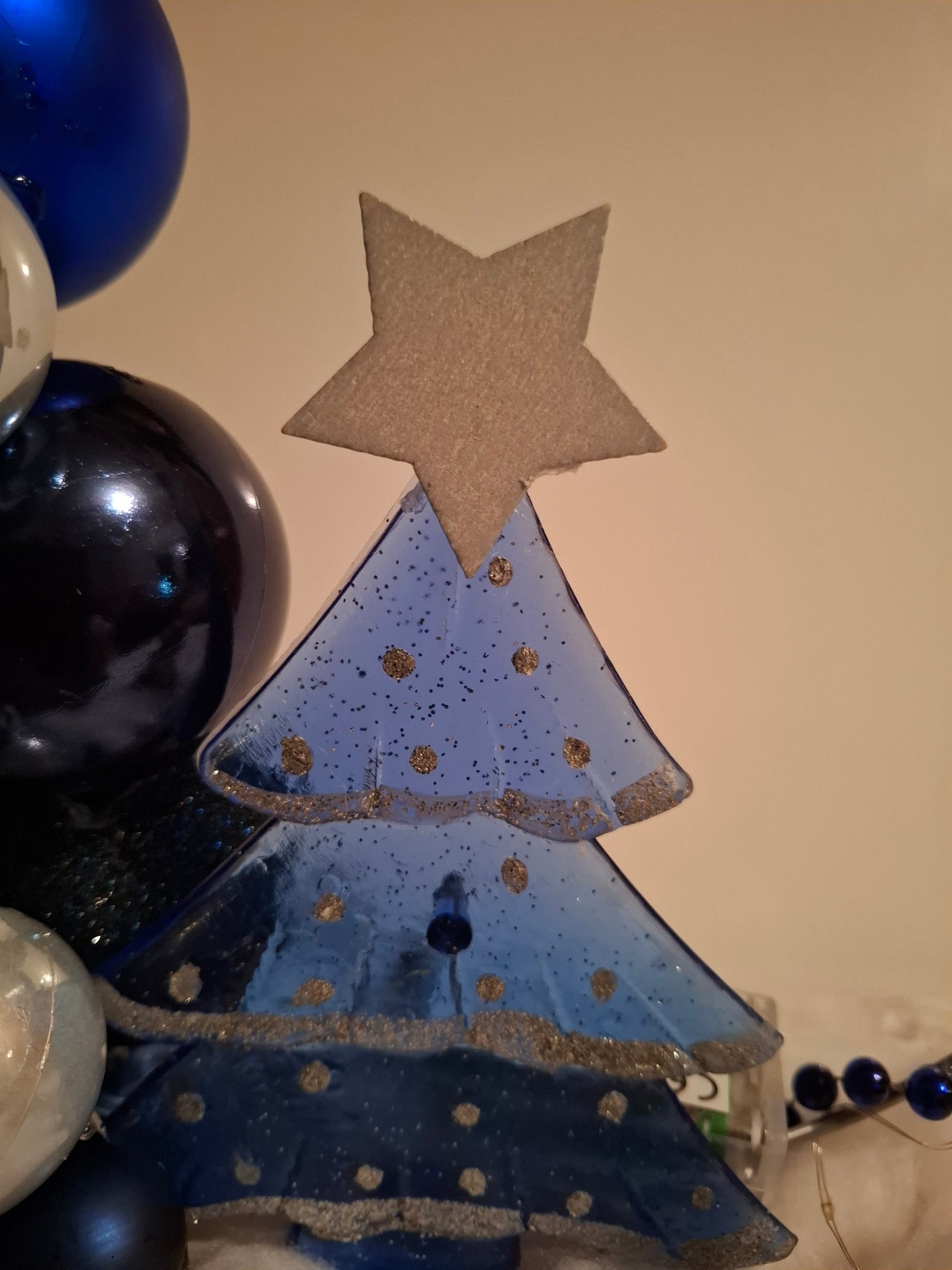 Weihnachtlicher Deko-Ring auf Holztablett mit Beleuchtung blau