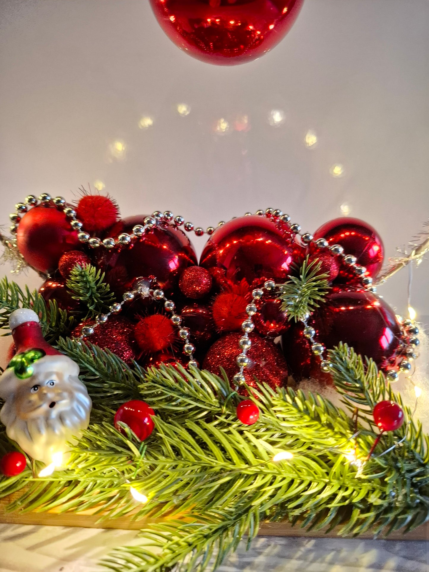 Weihnachtlicher Deko-Ring auf Holztablett mit Beleuchtung rot-silber