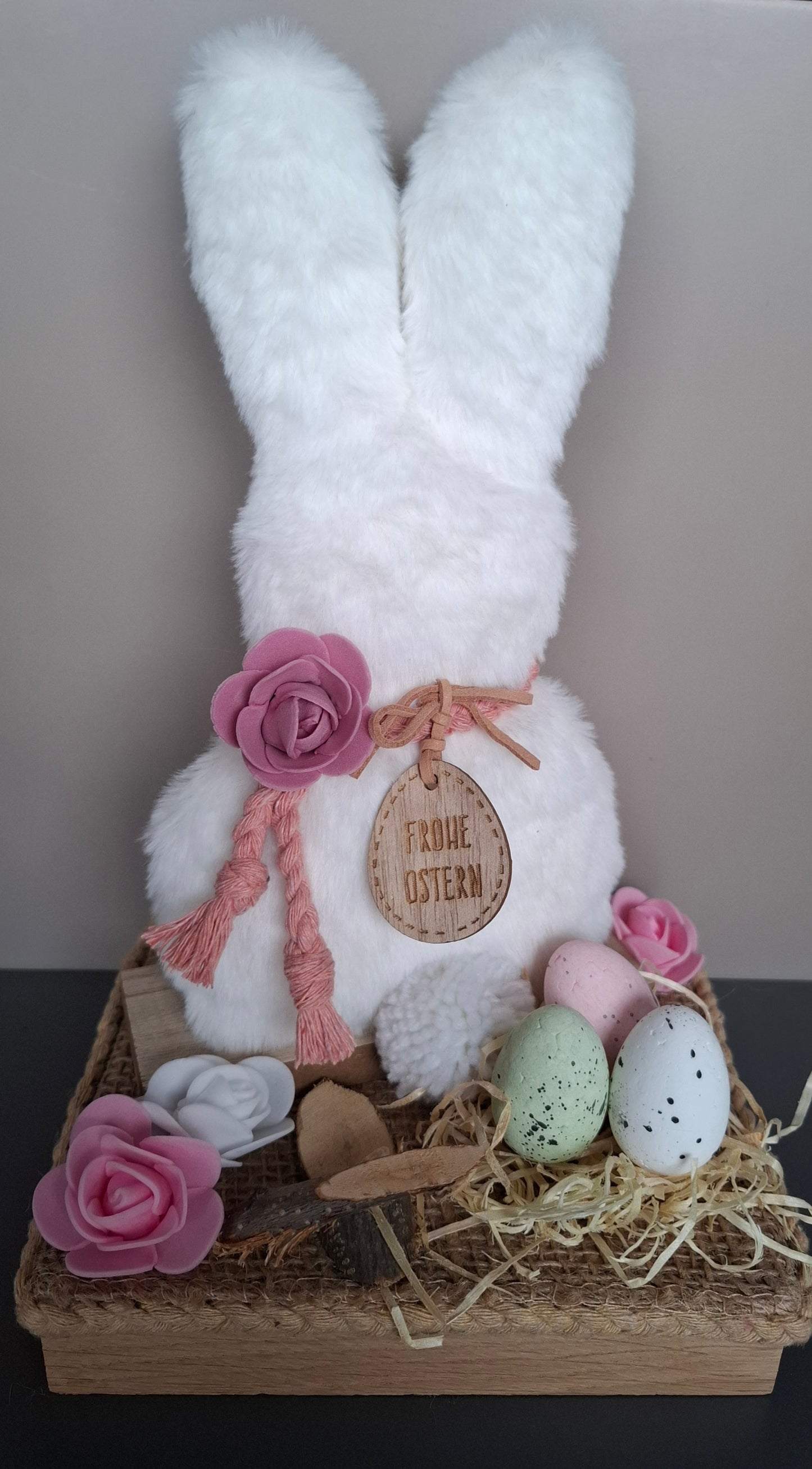 Osterdekoration - Plüschhase auf Podest mit Rosenblüten und Osternest ca. 16 x 27,5 cm weiss