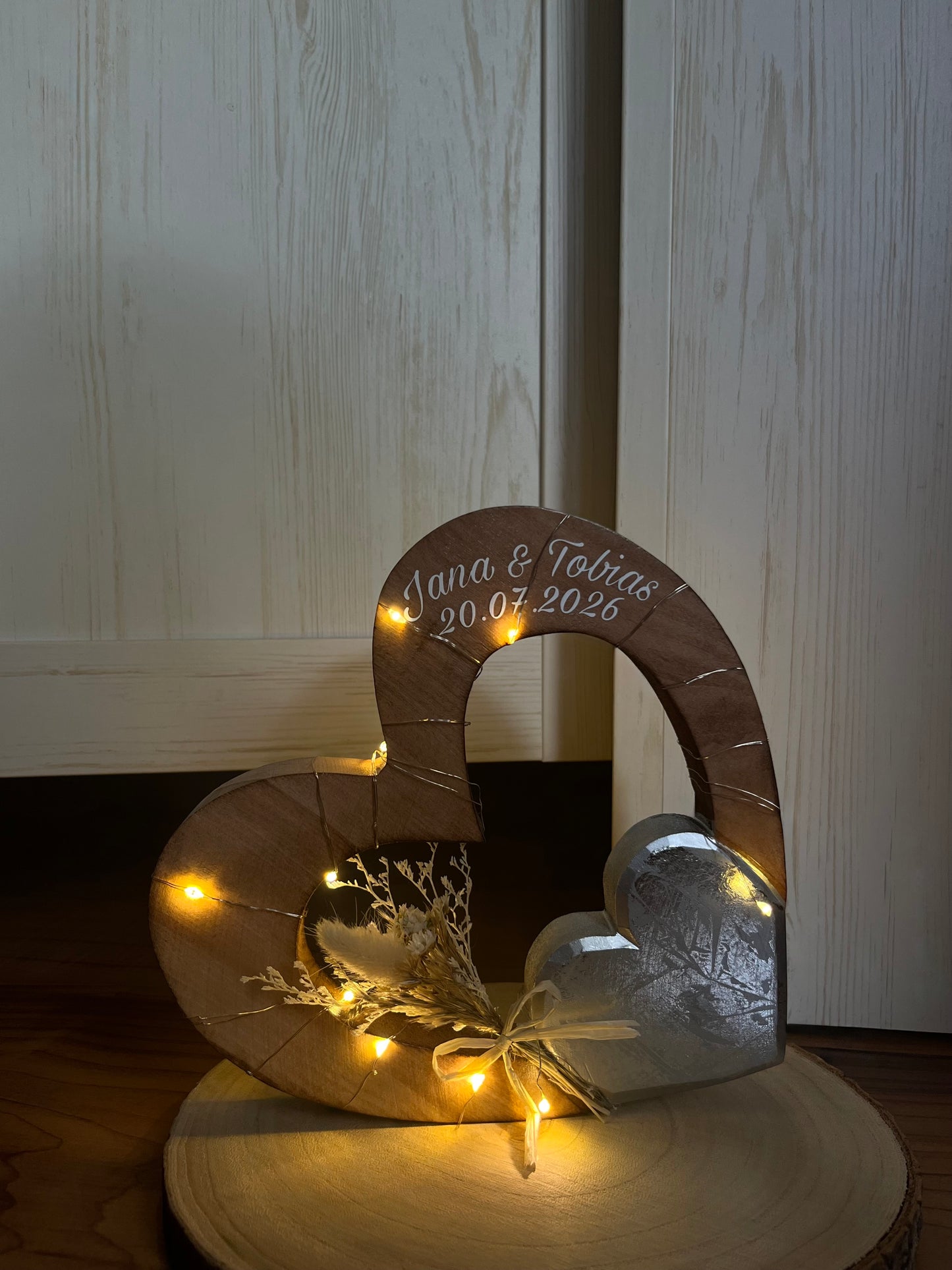 Holzherz mit silbernem Herzen zum Stellen ca. 20 x 22 cm mit LED-Lichterkette