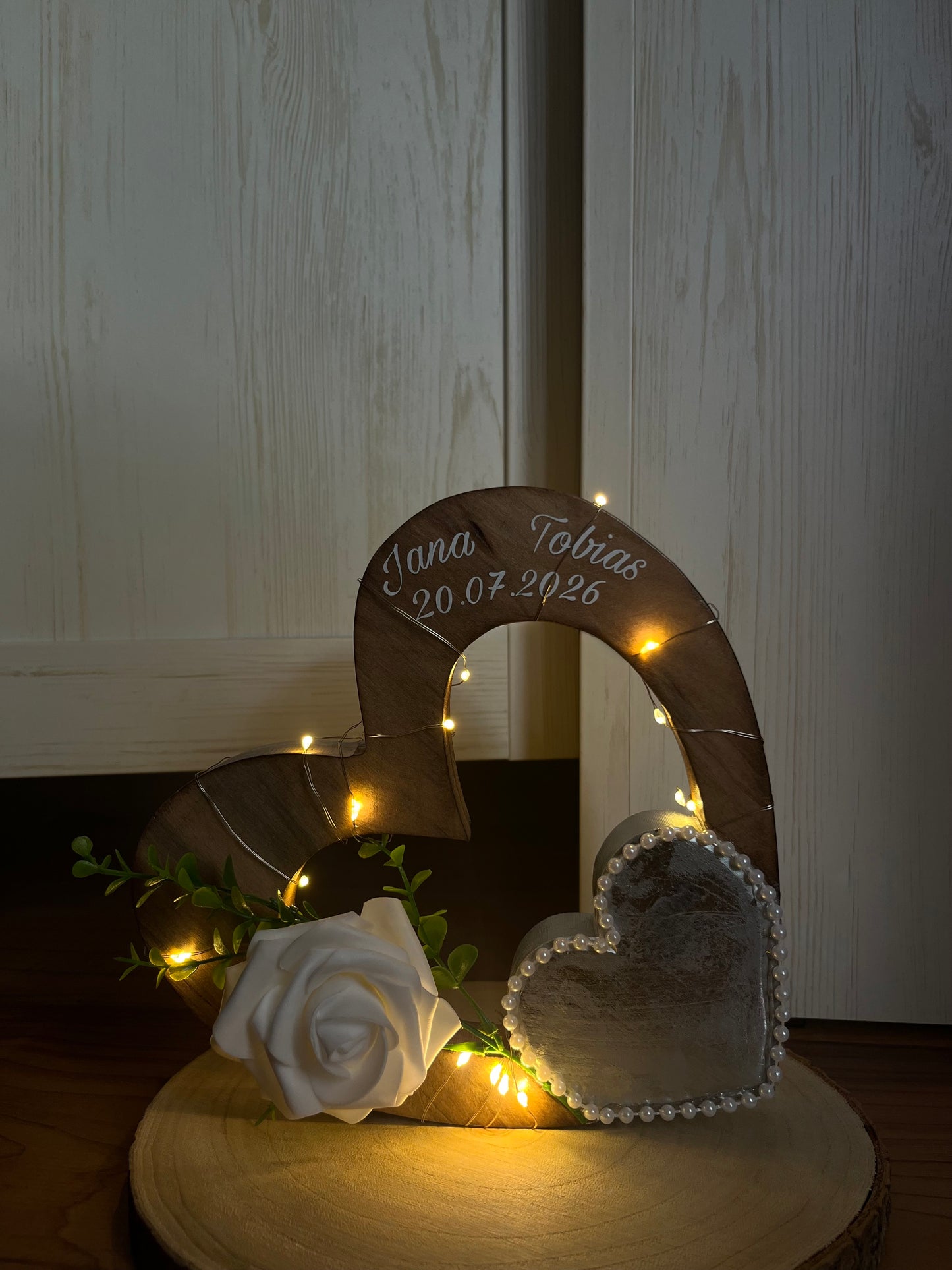 Holzherz mit silbernem Herzen zum Stellen ca. 20 x 22 cm mit LED-Lichterkette
