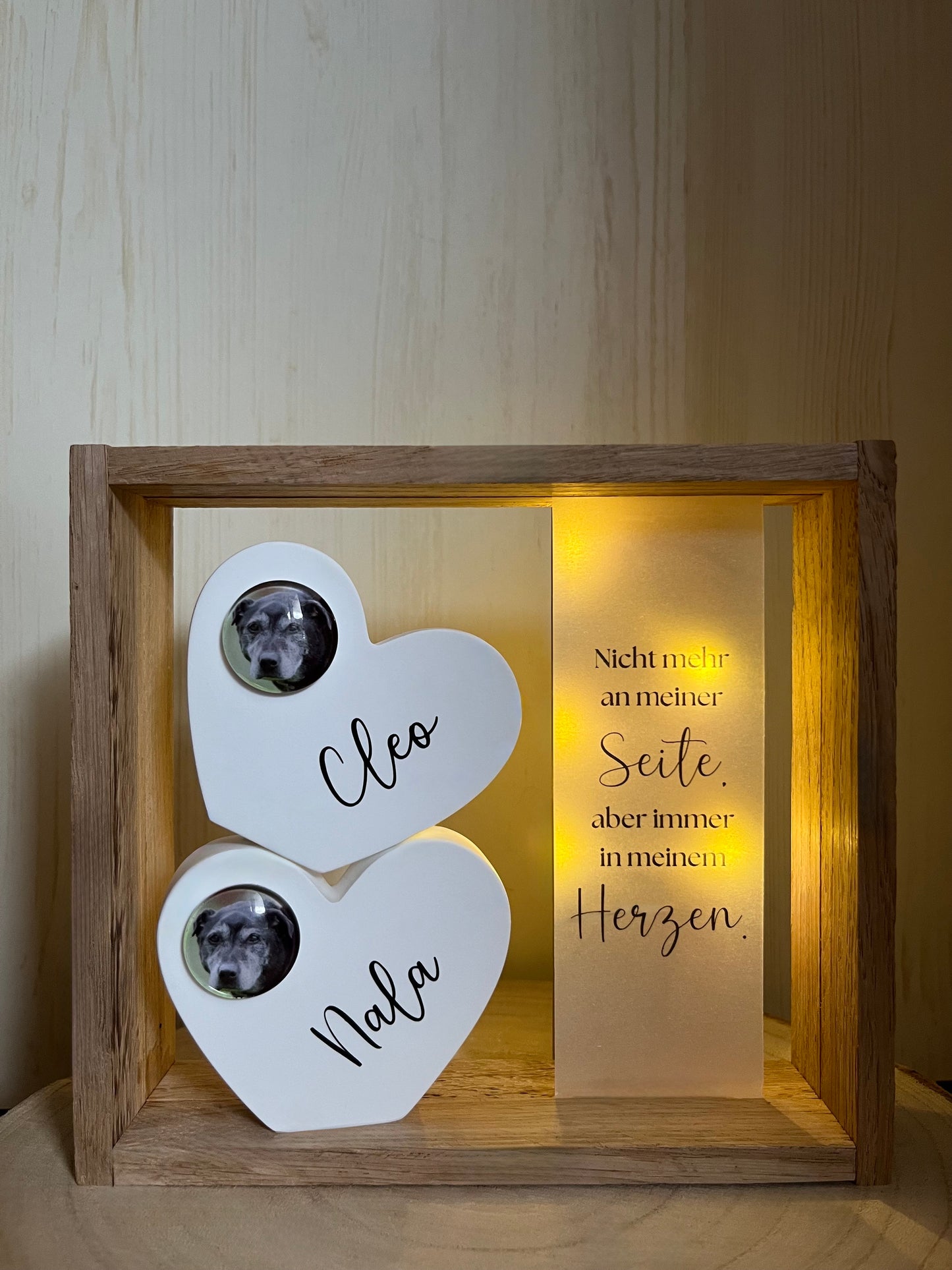 Trauerholzrahmen Hund, zwei Herzen mit Foto, Spruch auf Transparentpapier und Lichterkette