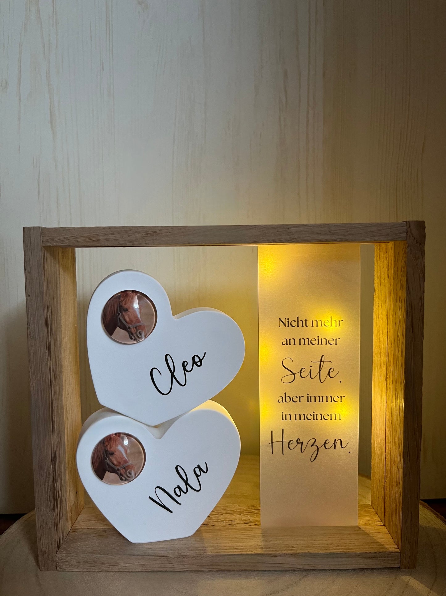 Trauerholzrahmen Pferd, zwei Herzen mit Foto, Spruch auf Transparentpapier und Lichterkette