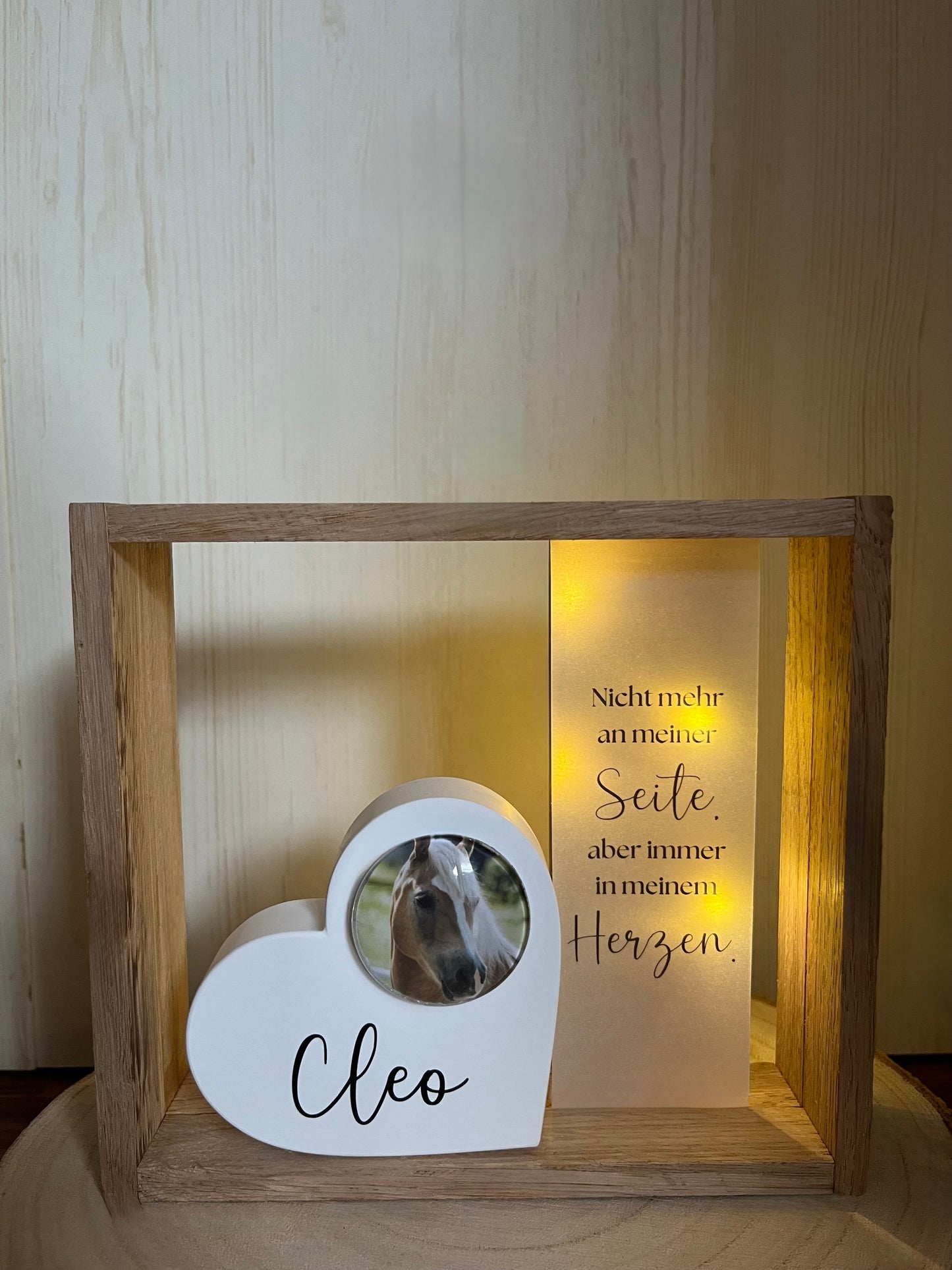 Trauerholzrahmen Pferd, Herz mit Foto, Spruch auf Transparentpapier und Lichterkette