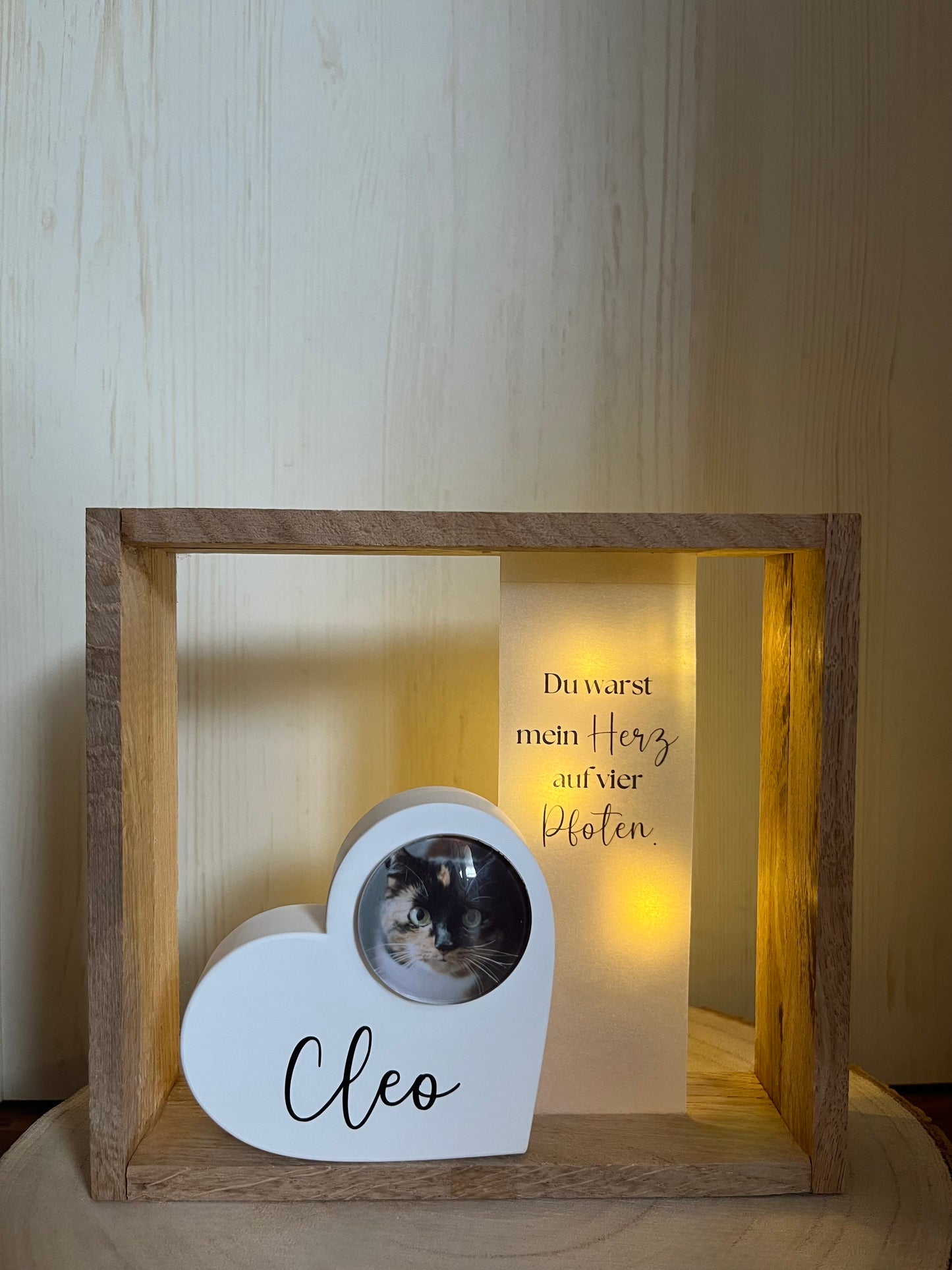 Trauerholzrahmen Katze, Herz mit Foto, Spruch auf Transparentpapier und Lichterkette