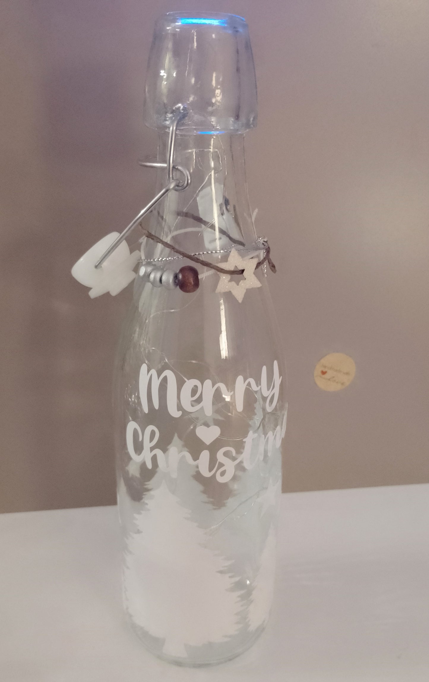 Bügelflasche mit Weihnachtsmotiv beleuchtet