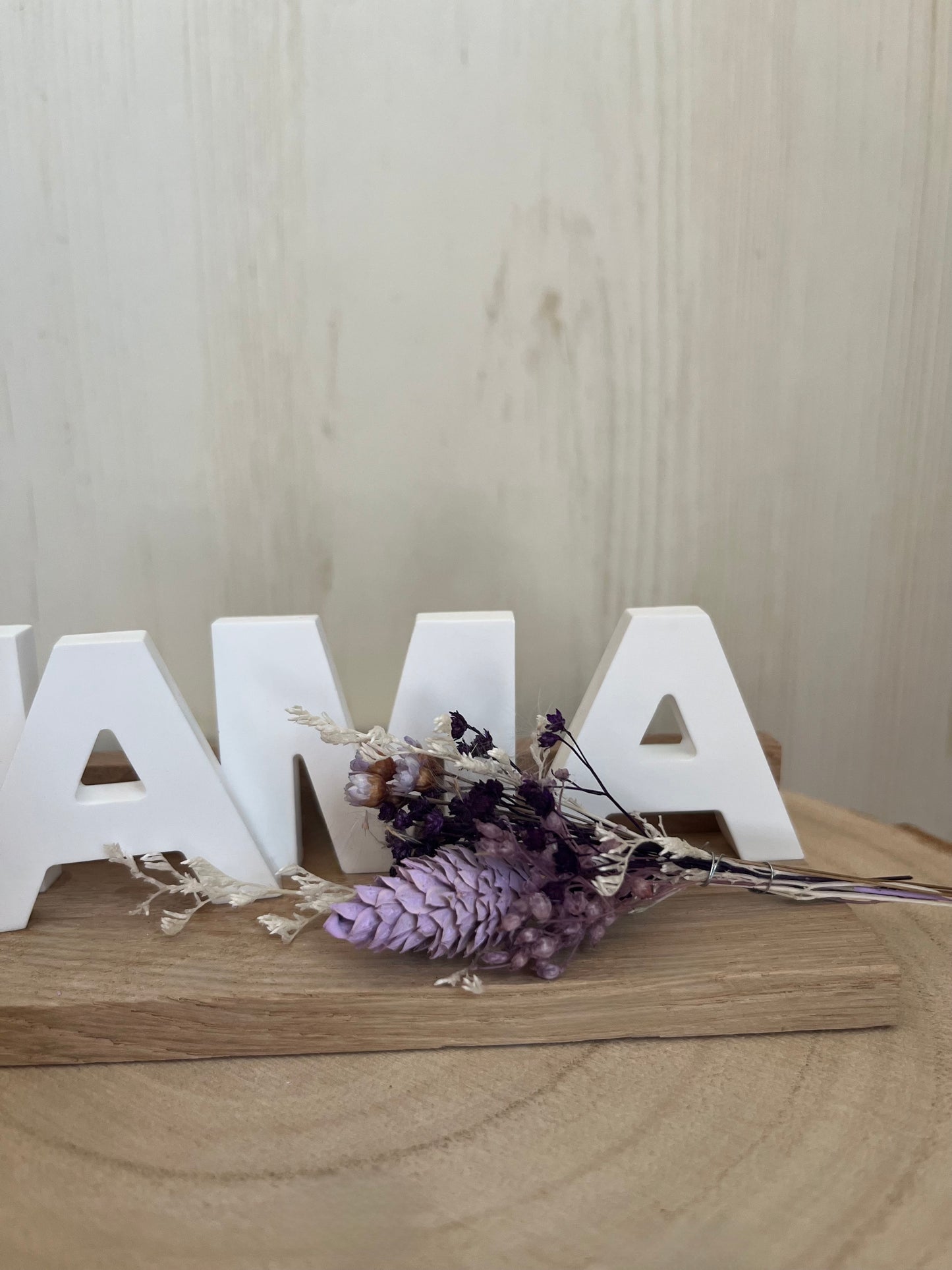 Schriftzug "Mama" mit Trockenblumen und Klötzchenleiste