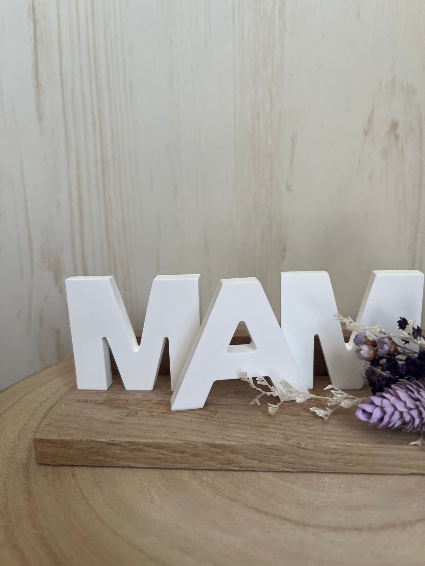 Schriftzug "Mama" mit Trockenblumen und Klötzchenleiste