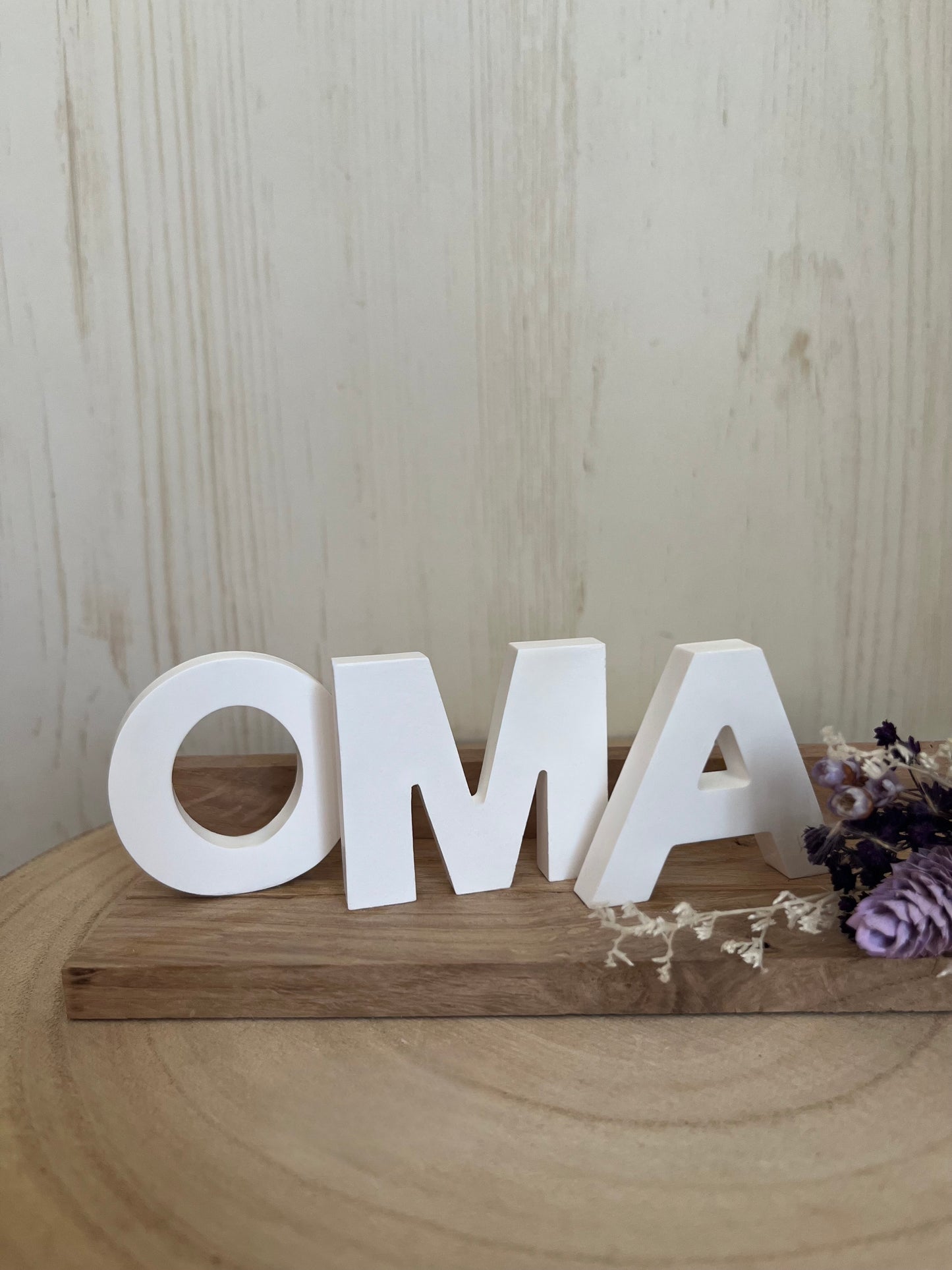 Schriftzug "Oma" mit Trockenblumen und Klötzchenleiste