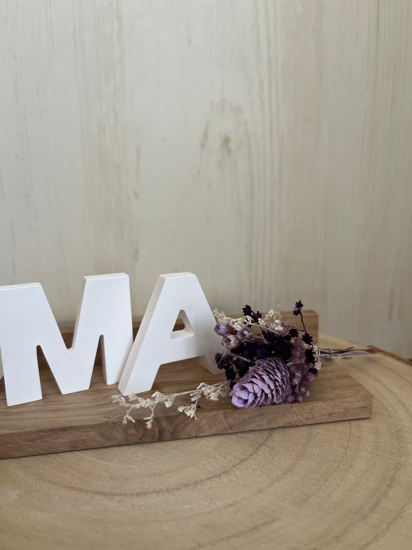Schriftzug "Oma" mit Trockenblumen und Klötzchenleiste
