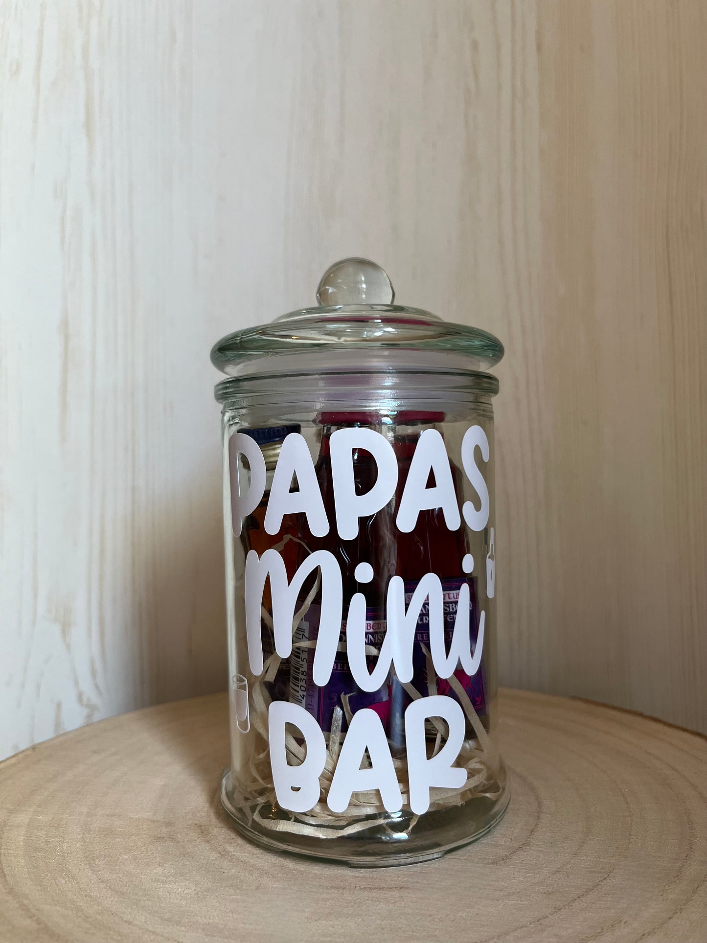 Glas mit Deckel und Beschriftung