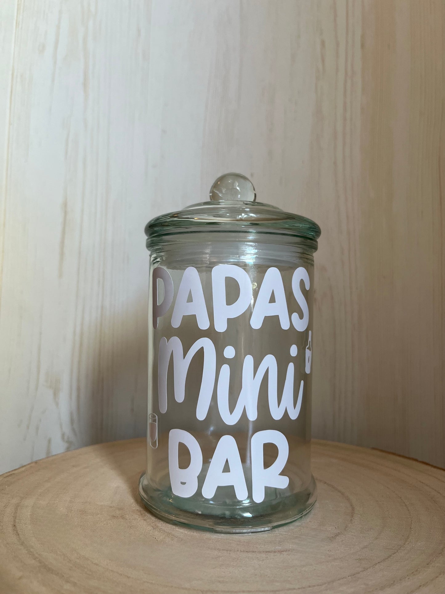 Glas mit Deckel und Beschriftung