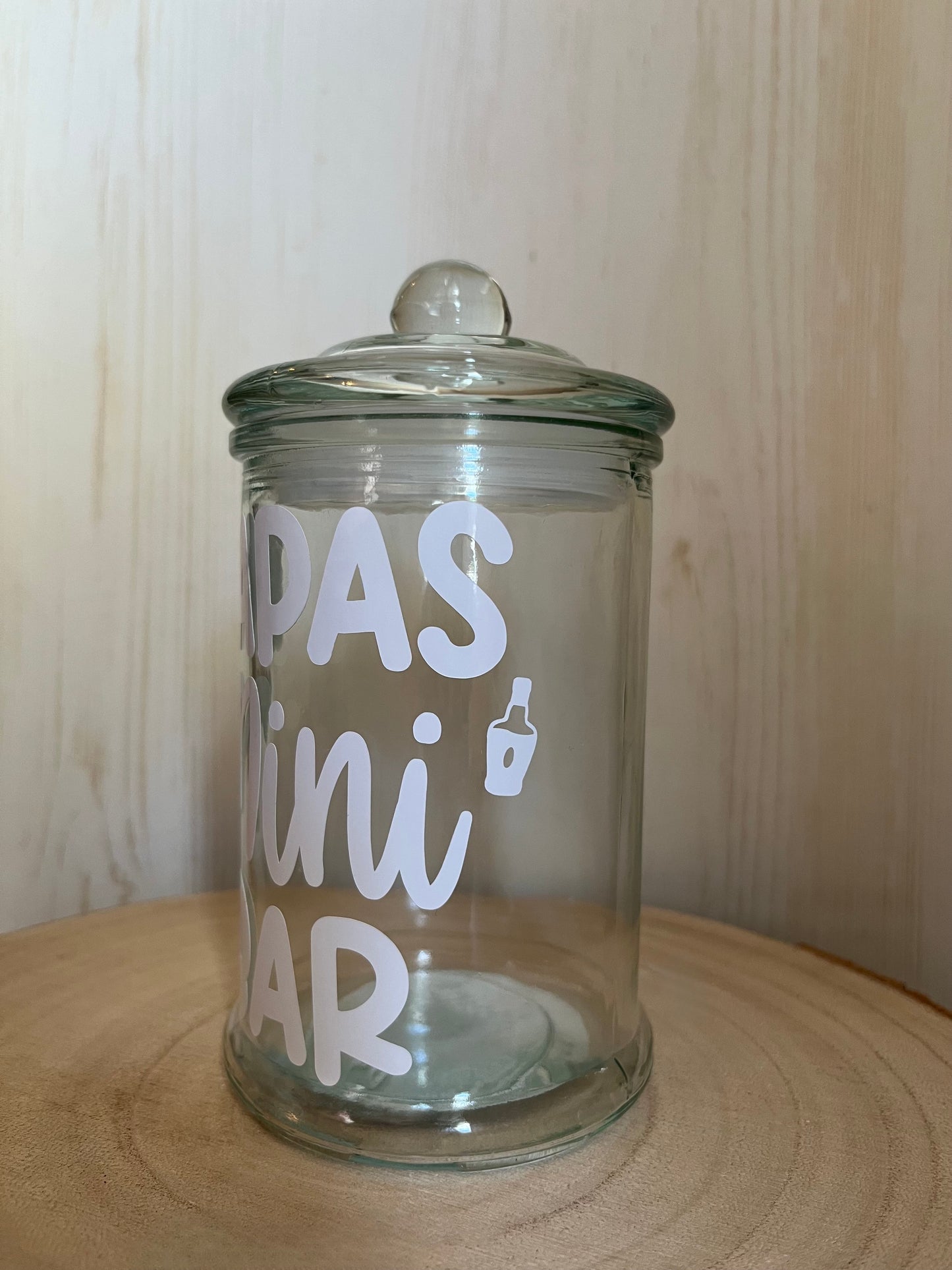 Glas mit Deckel und Beschriftung