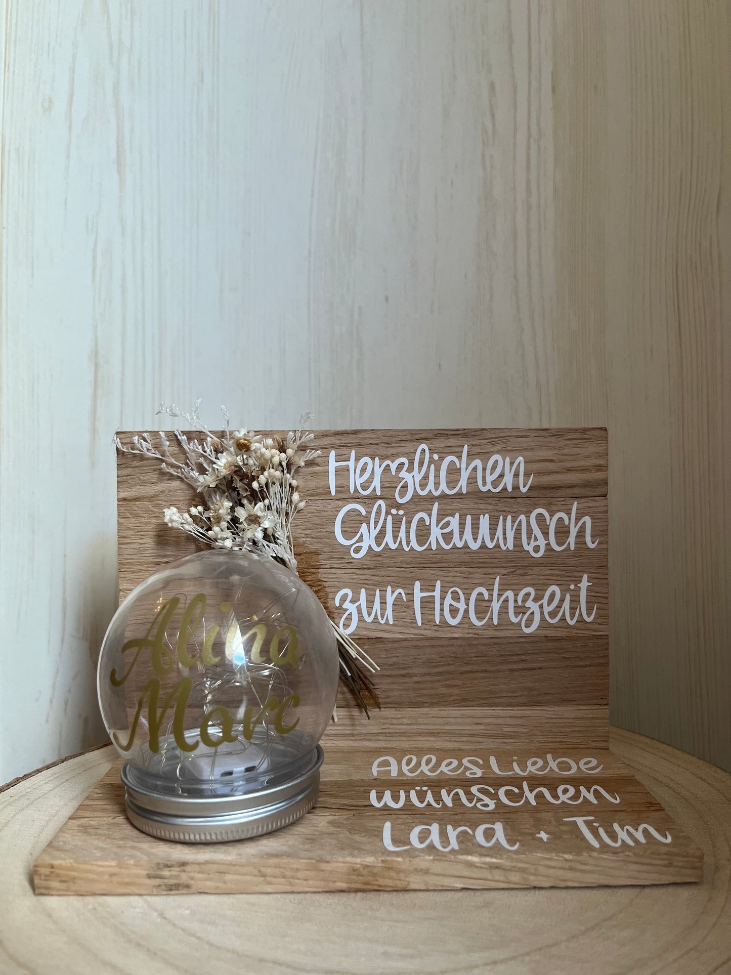 Klötzchenwand mit Blumen und Leuchtkugel personalisiert zur Hochzeit
