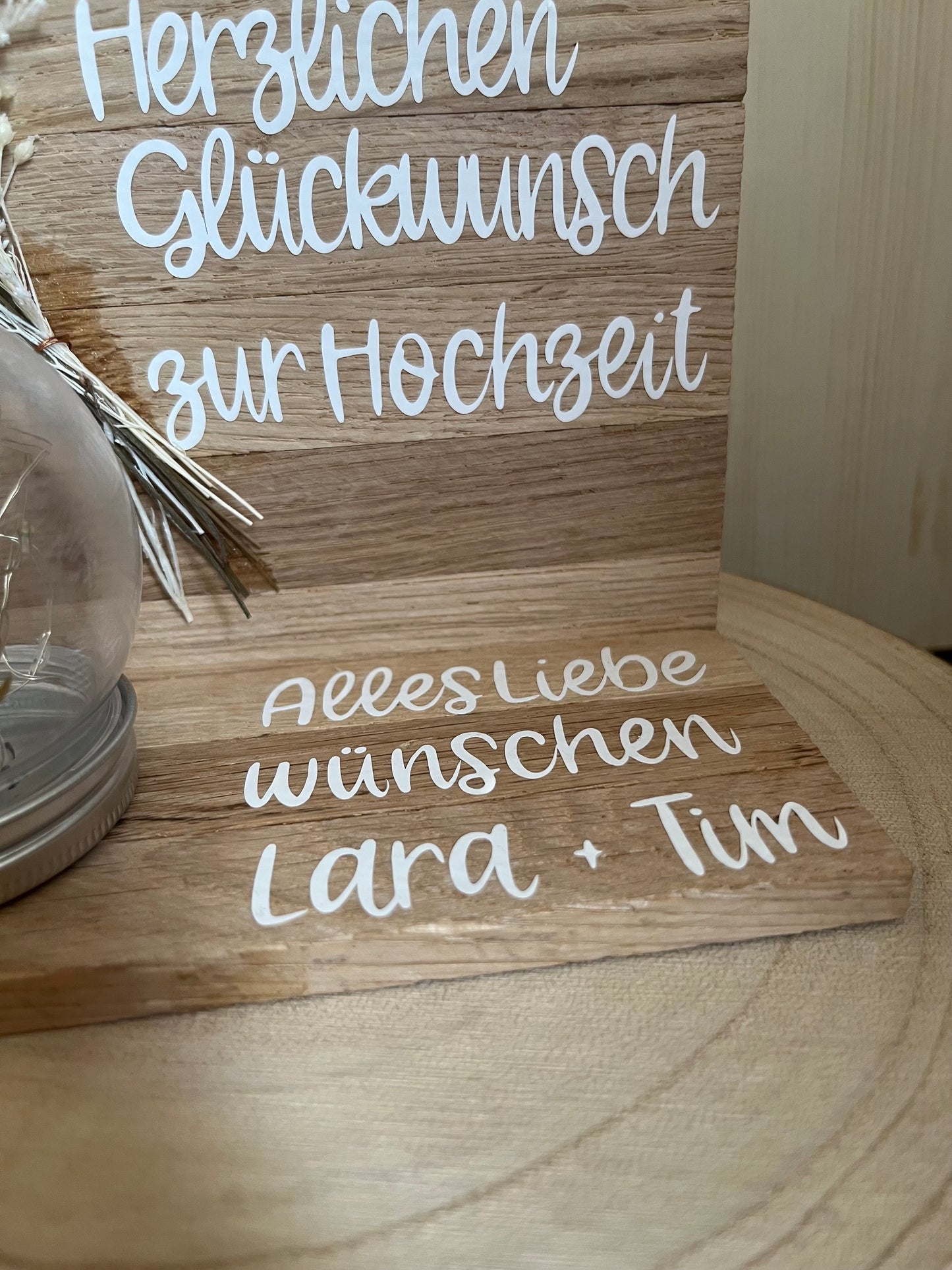 Klötzchenwand mit Blumen und Leuchtkugel personalisiert zur Hochzeit