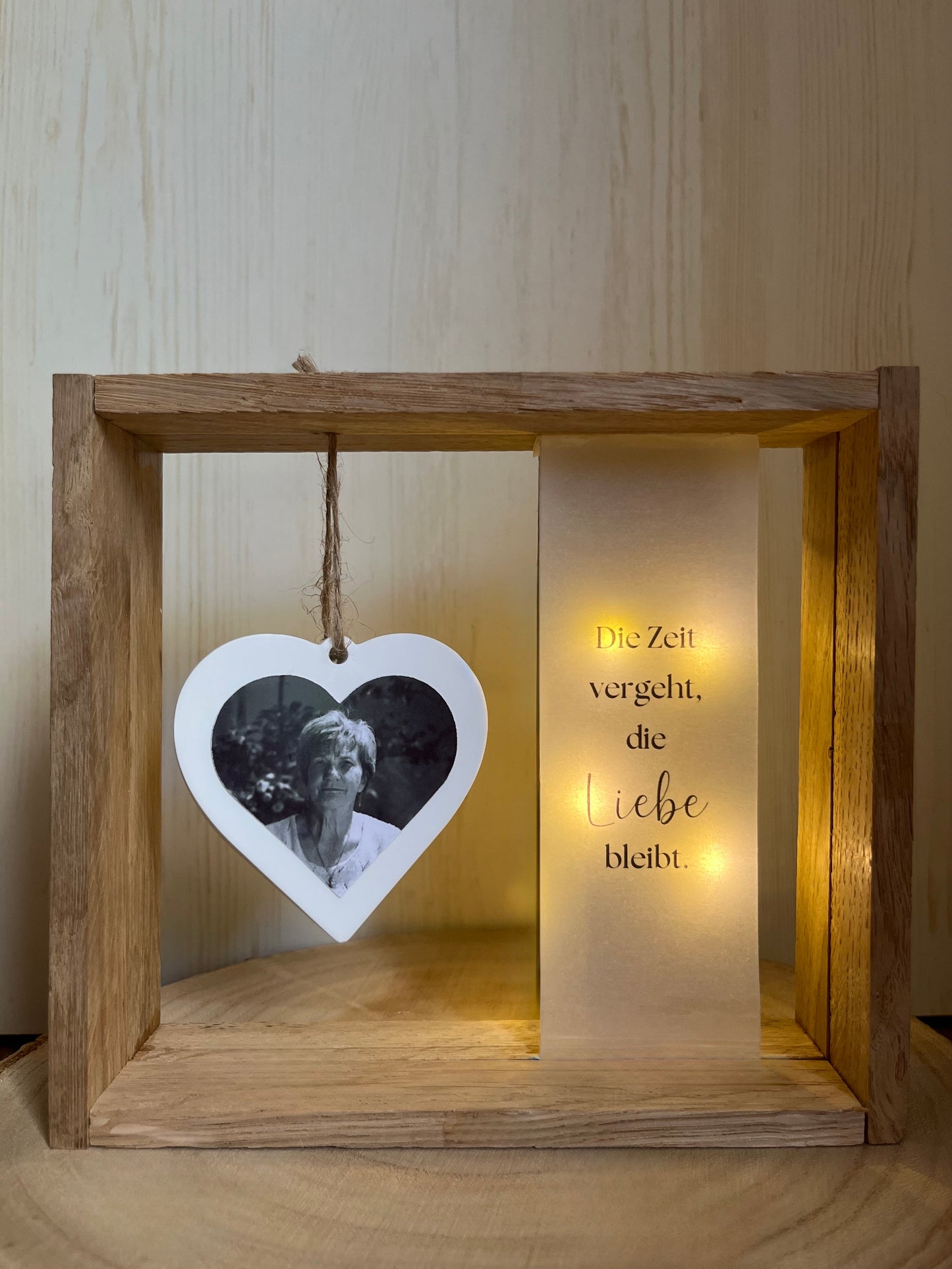 Trauerholzrahmen, Herz mit Foto, Spruch auf Transparentpapier und Lichterkette