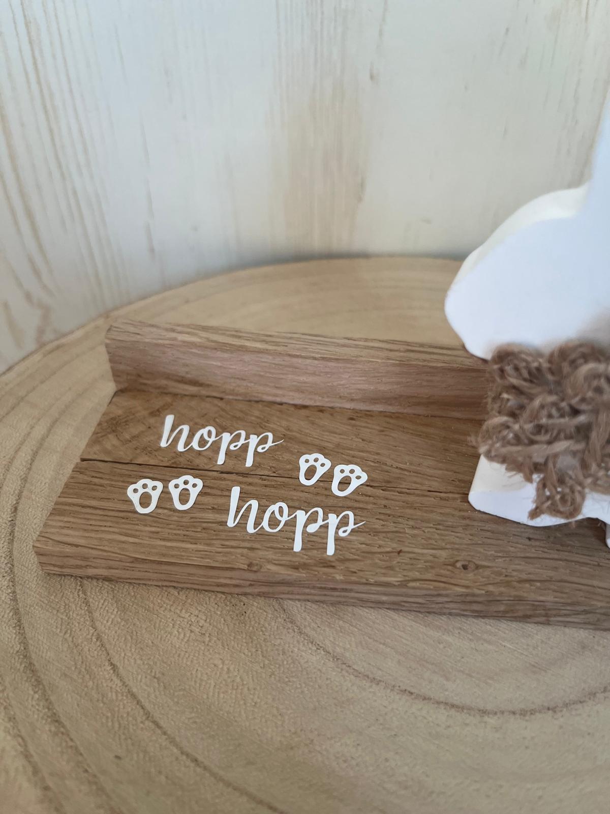 Hase sitzend mit Band, Blumen, Klötzchenleiste und Text