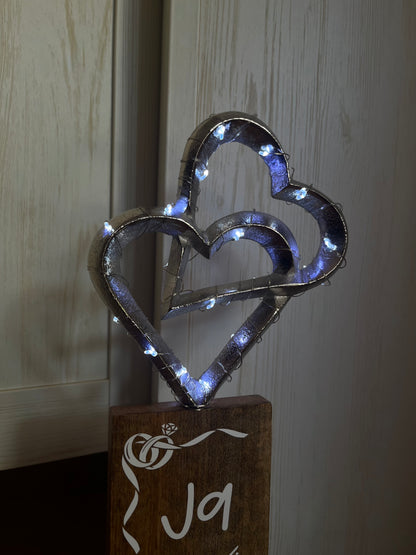 Holz-Säule mit Doppelherzen ca. 14,5 x 37 cm und LED-Lichterkette mit Timer
