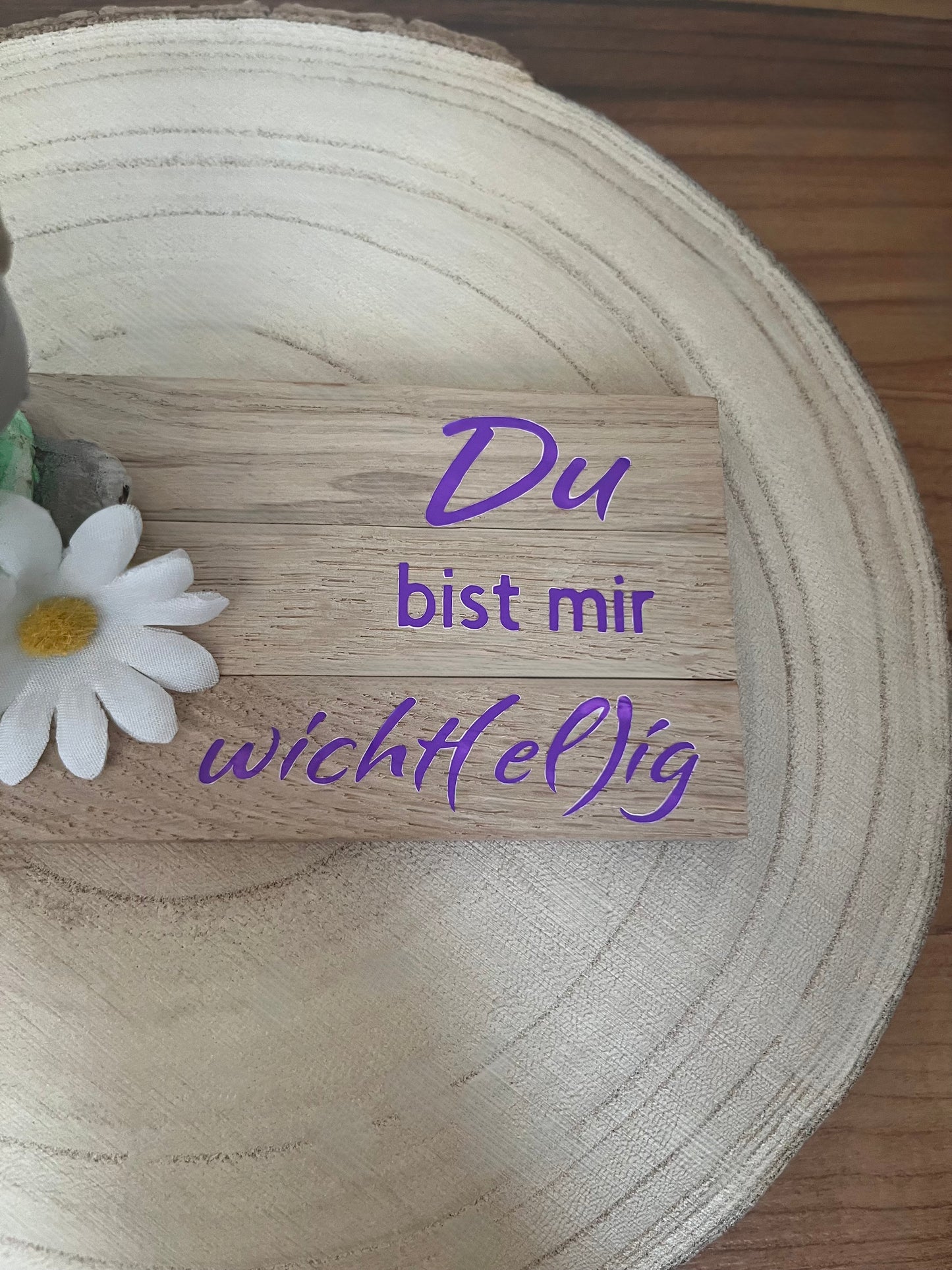 Stehender Wichtel mit lila Mütze, Klötzchenleiste und Text