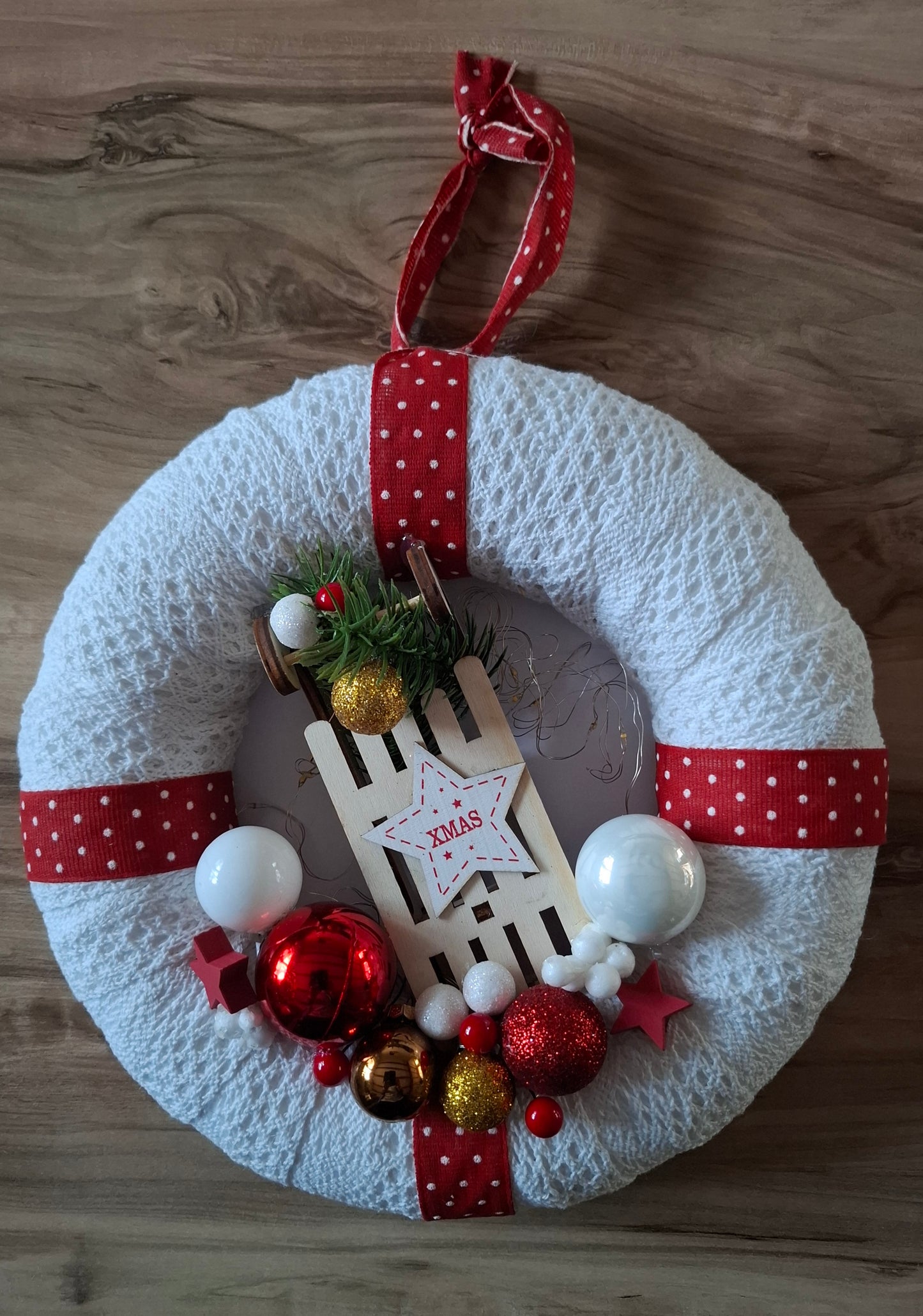 Weihnachtlich dekorierter Kranz weiß/rot mit einem Durchmesser von ca. 26 cm