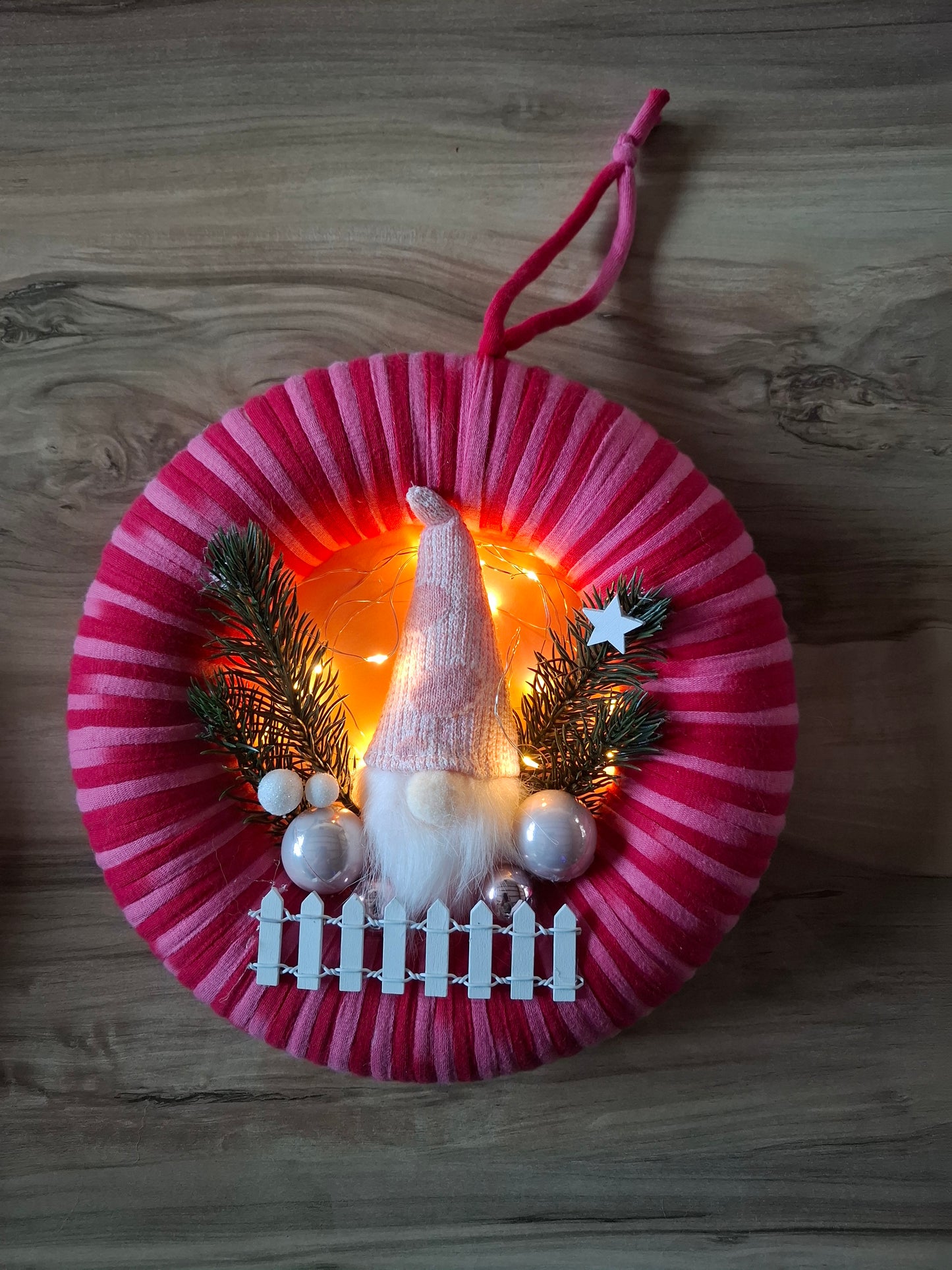 Weihnachtlich dekorierter Kranz pink/rosa mit einem Durchmesser von ca. 26 cm