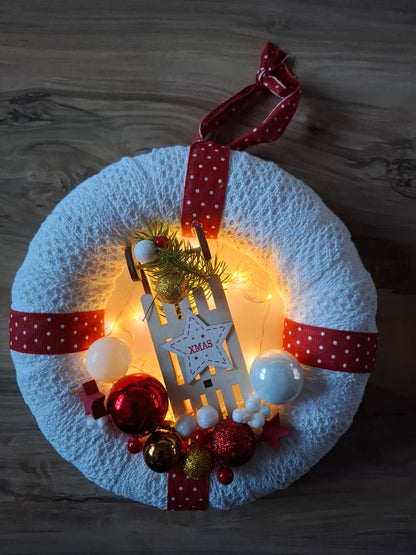 Weihnachtlich dekorierter Kranz weiß/rot mit einem Durchmesser von ca. 26 cm