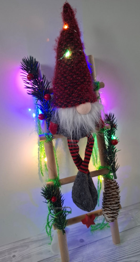 Handmade Weihnachtlich dekorierte Leiter ca. 33 cm Höhe mit Beleuchtung grün