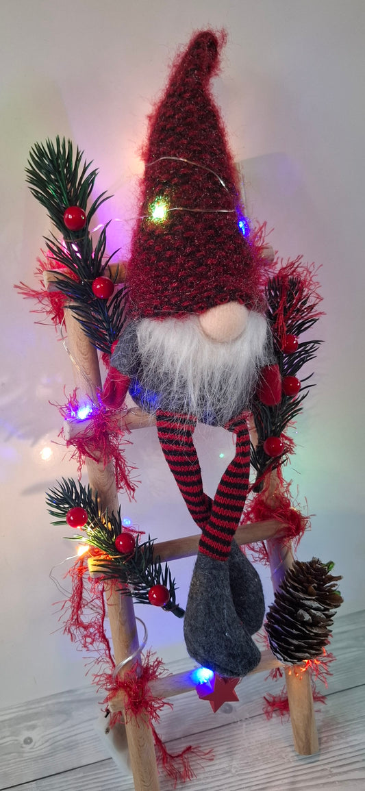 Handmade Weihnachtlich dekorierte Leiter ca. 33 cm Höhe mit Beleuchtung rot