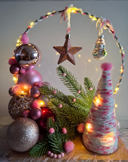 Weihnachtlicher Deko-Ring auf Holztablett mit Beleuchtung rosa-farben