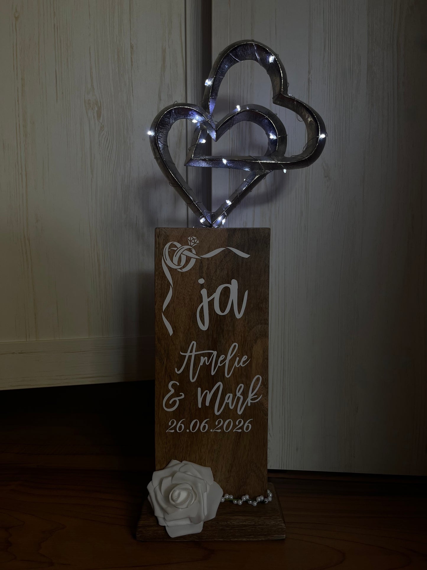 Holz-Säule mit Doppelherzen ca. 18,5 x 51 cm und LED-Lichterkette mit Timer