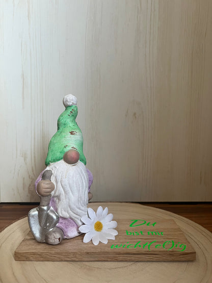 Stehender Wichtel mit grüner Mütze, Klötzchenleiste und Text