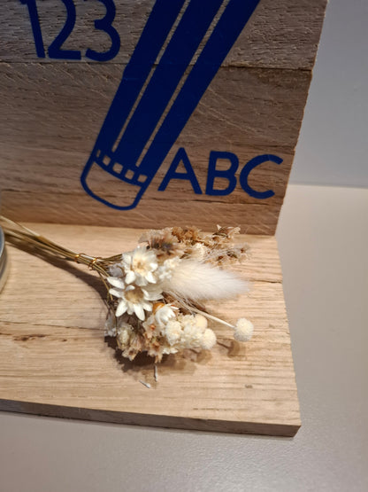 Klötzchenwand mit Blumen und Leuchtkugel "Zur Einschulung"