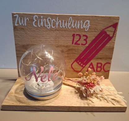 Klötzchenwand mit Blumen und Leuchtkugel "Zur Einschulung"