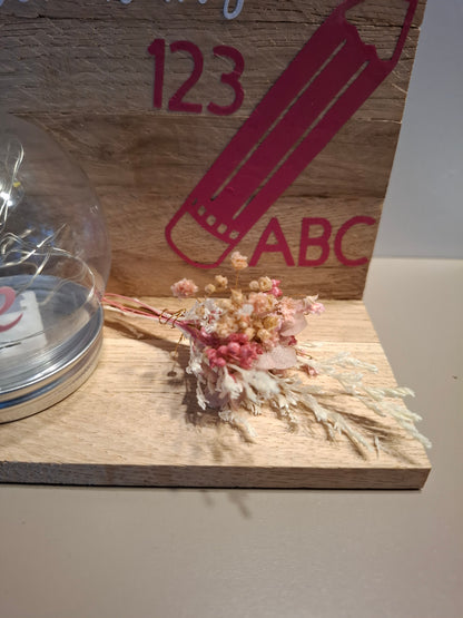 Klötzchenwand mit Blumen und Leuchtkugel "Zur Einschulung"