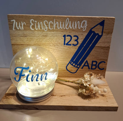 Klötzchenwand mit Blumen und Leuchtkugel "Zur Einschulung"