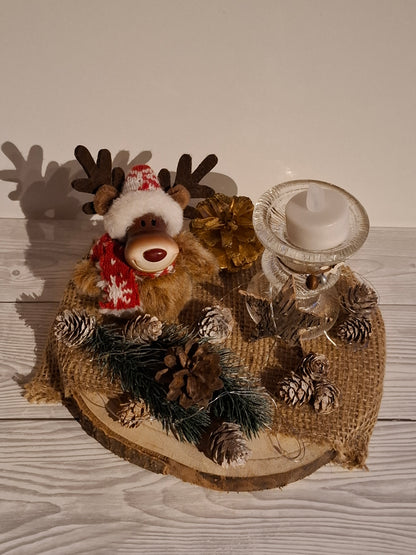 Zuckersüßer Elch auf Holztablett mit Kerzenständer und Lichterkette