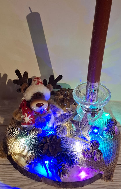 Zuckersüßer Elch auf Holztablett mit Kerzenständer und Lichterkette