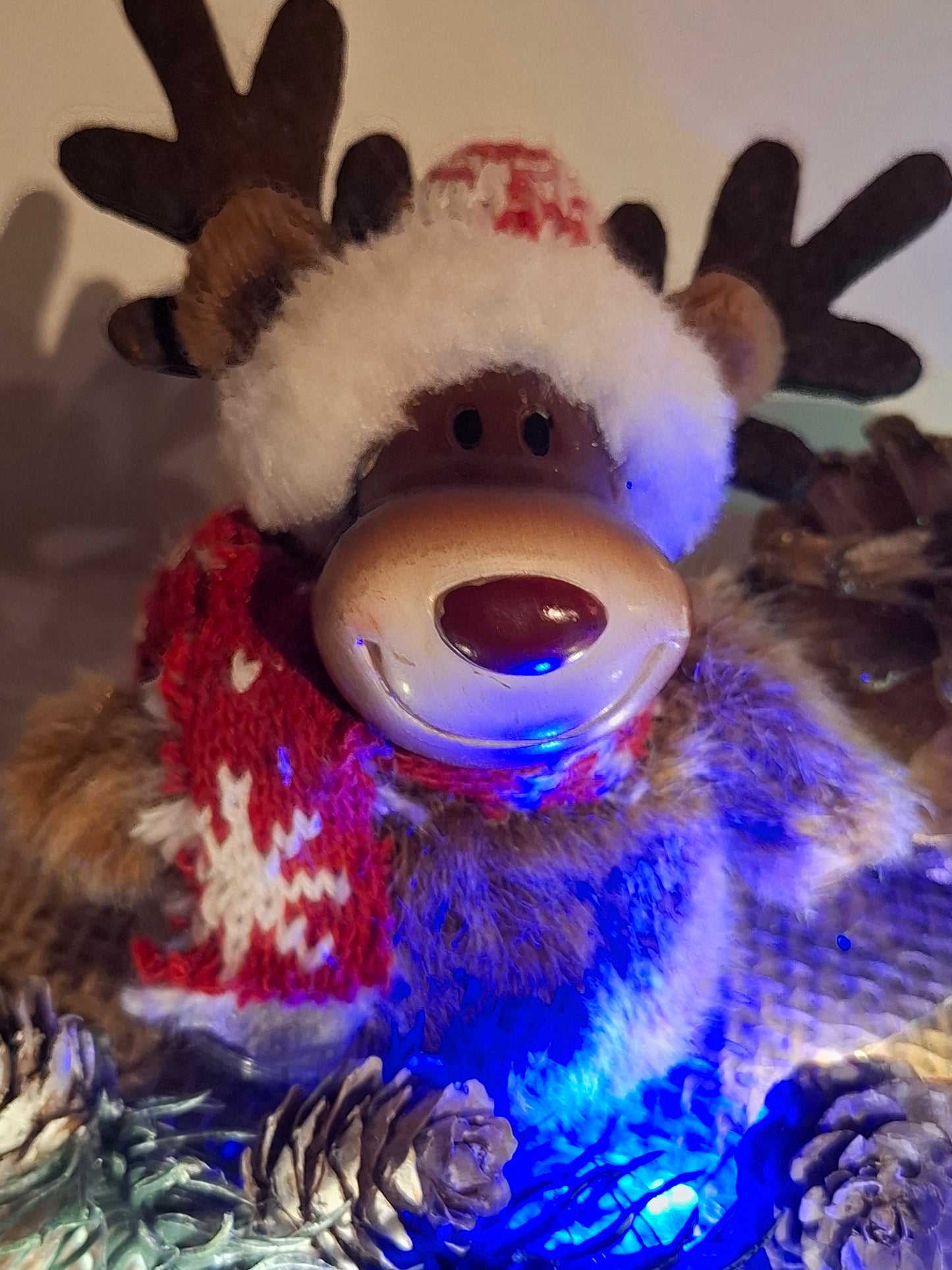 Zuckersüßer Elch auf Holztablett mit Kerzenständer und Lichterkette