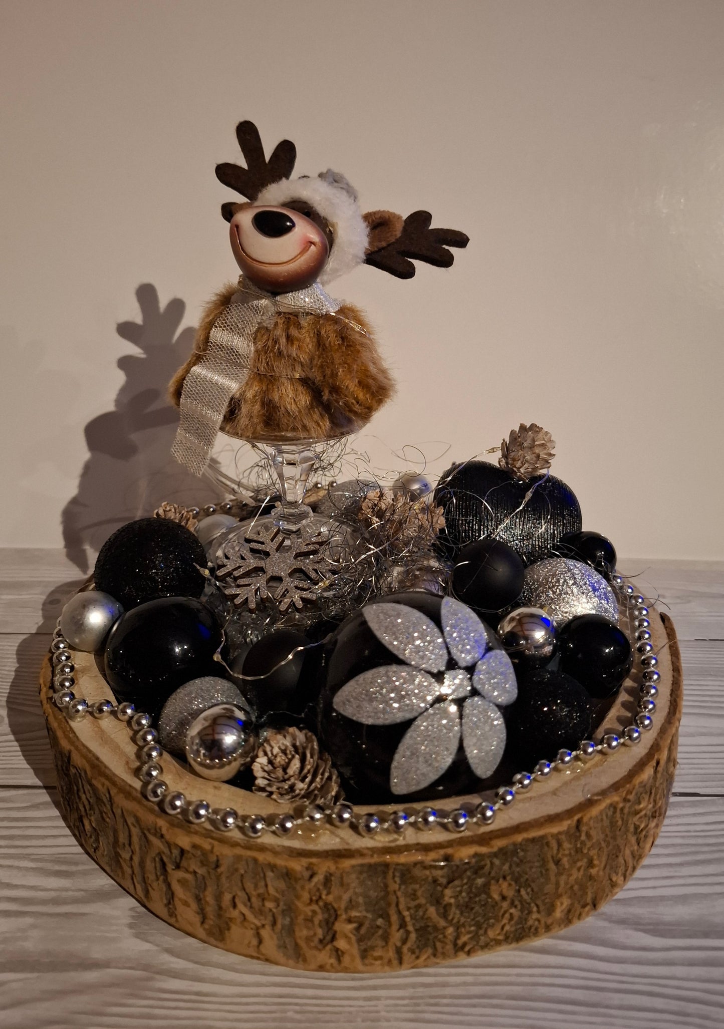 Zuckersüßer Elch in einer Holzschale mit Lichterkette