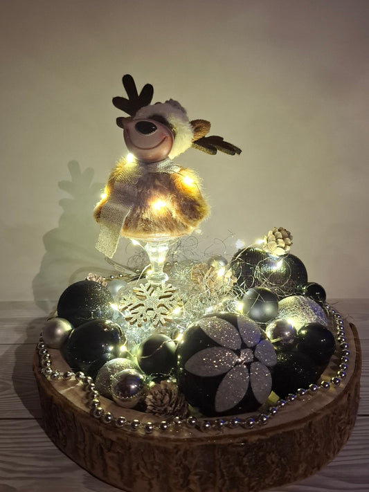 Zuckersüßer Elch in einer Holzschale mit Lichterkette