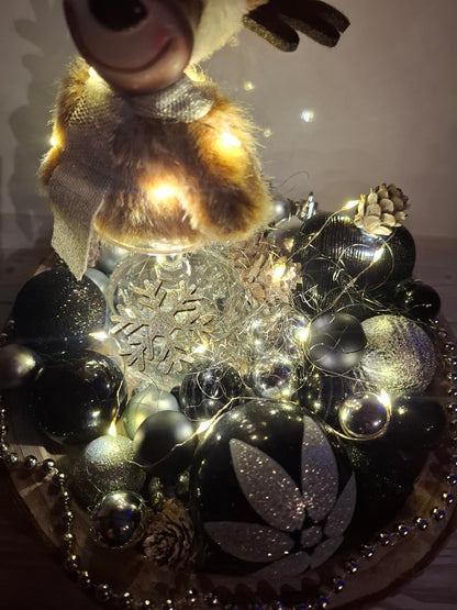 Zuckersüßer Elch in einer Holzschale mit Lichterkette