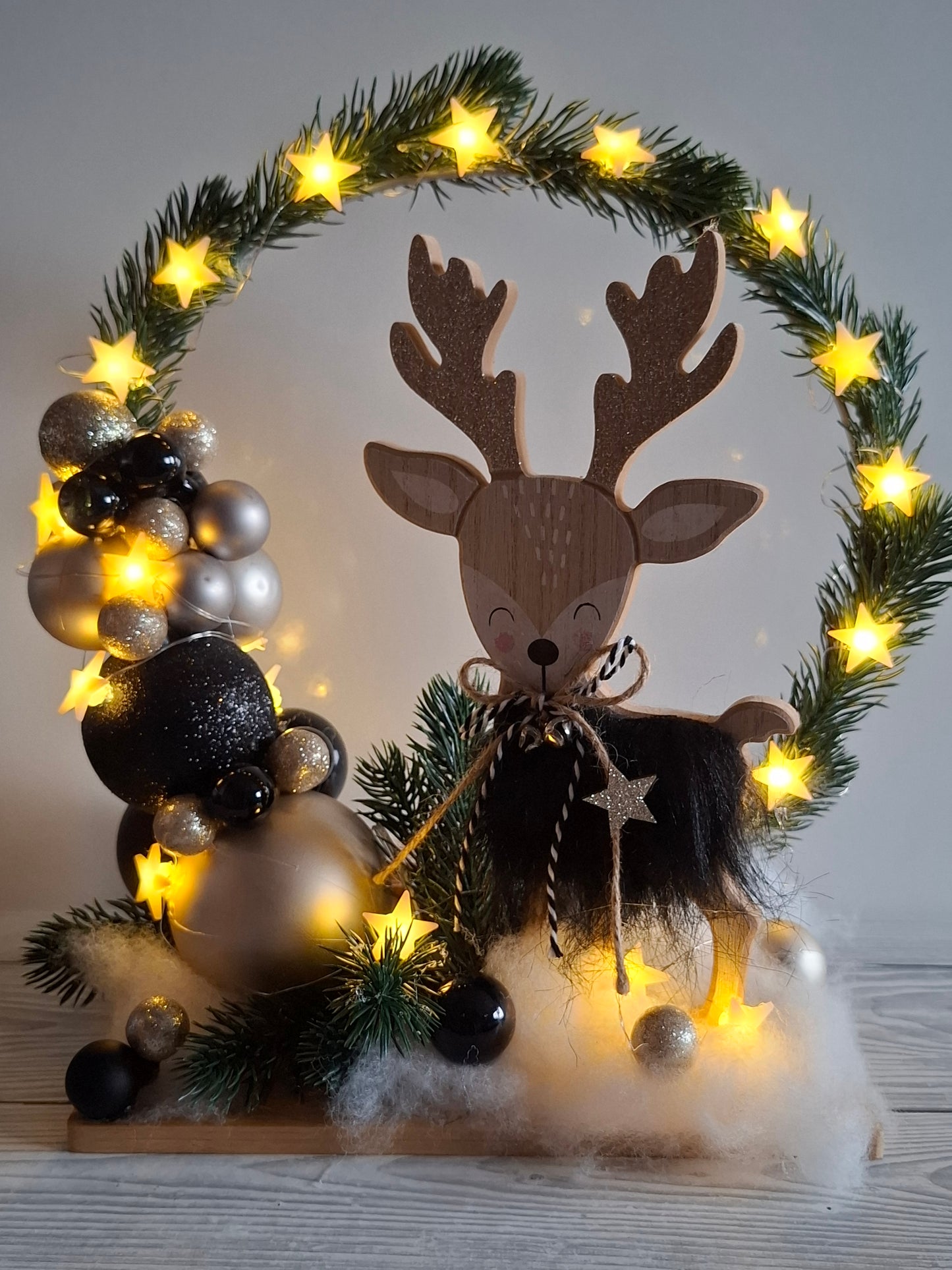 Weihnachtlicher Deko-Ring auf Holztablett mit Beleuchtung